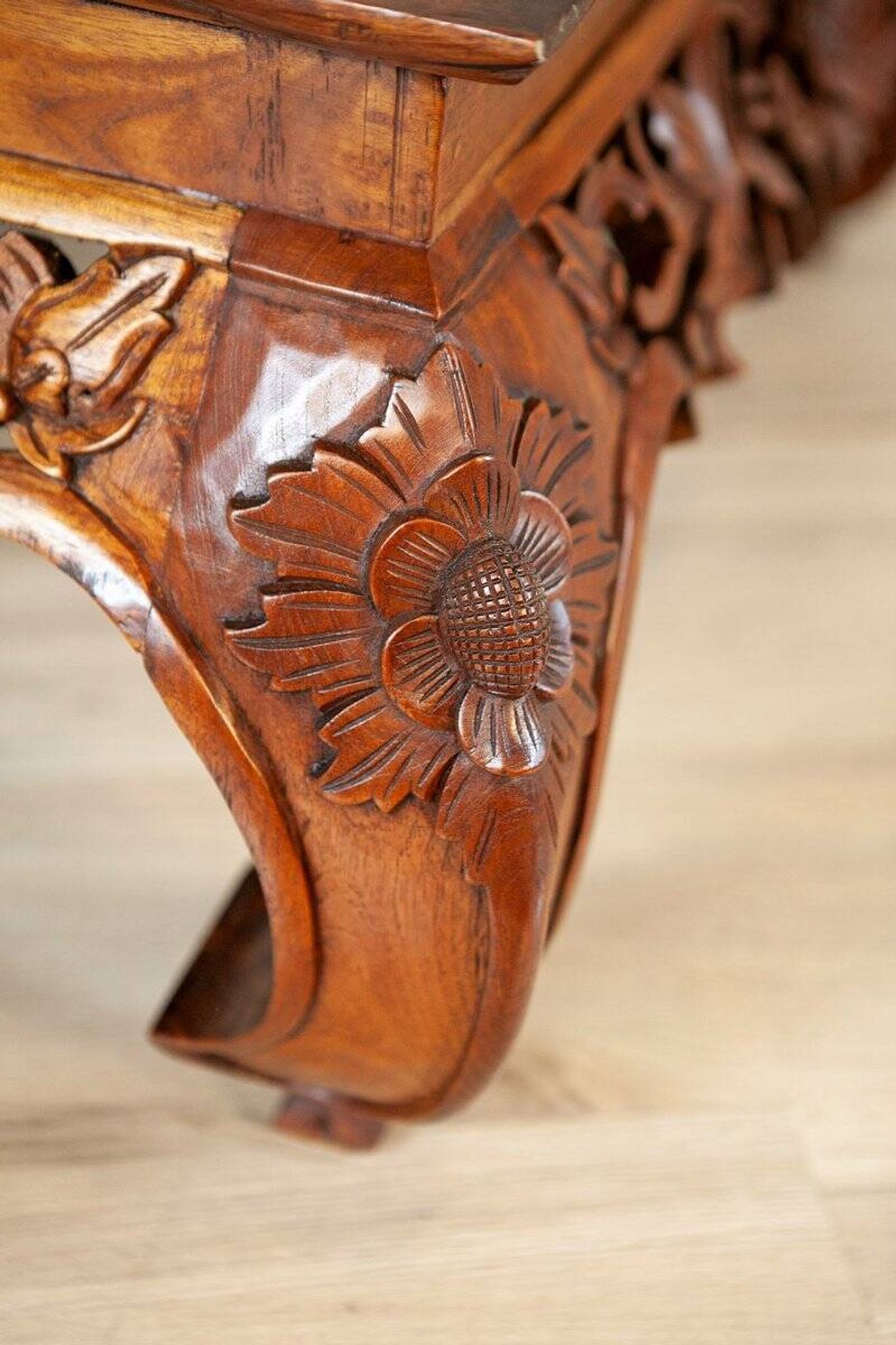 Table basse en chêne richement décorée, années 1950