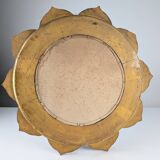 Miroir Hollywood Regency en bois doré sculpté avec motif de fleurs et de soleil, années 1950