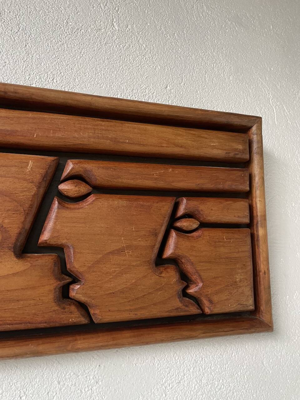 Bas relief cadre bois motifs visages