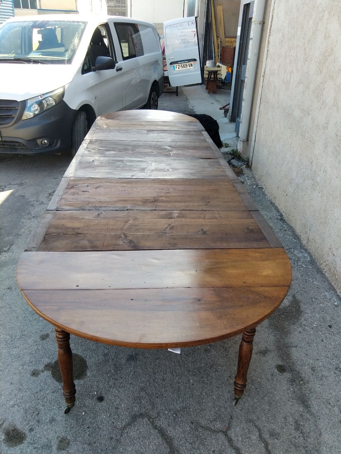 Extending table with 8 legs