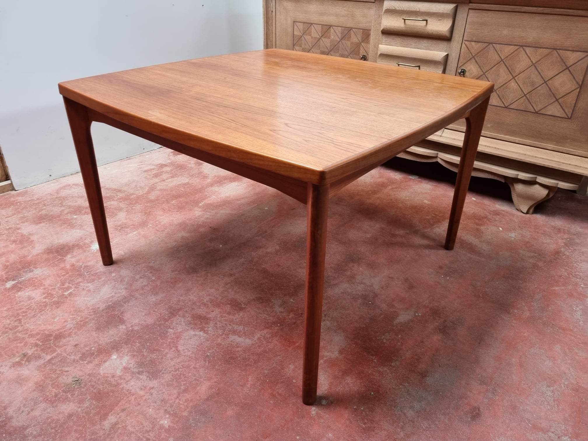 Scandinavian square extension table