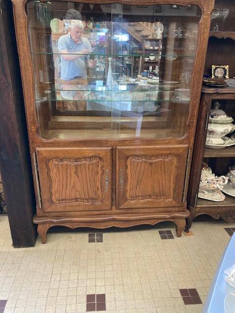 Display cabinet with 2 sliding doors
