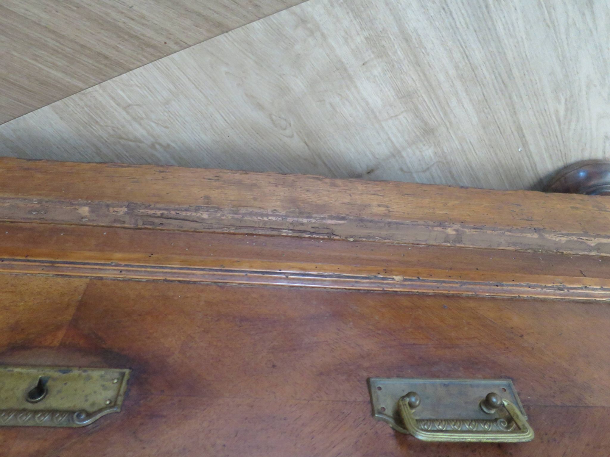 Louis Philippe style chest of drawers with 4 drawers in solid walnut and marble, 1900-1950.