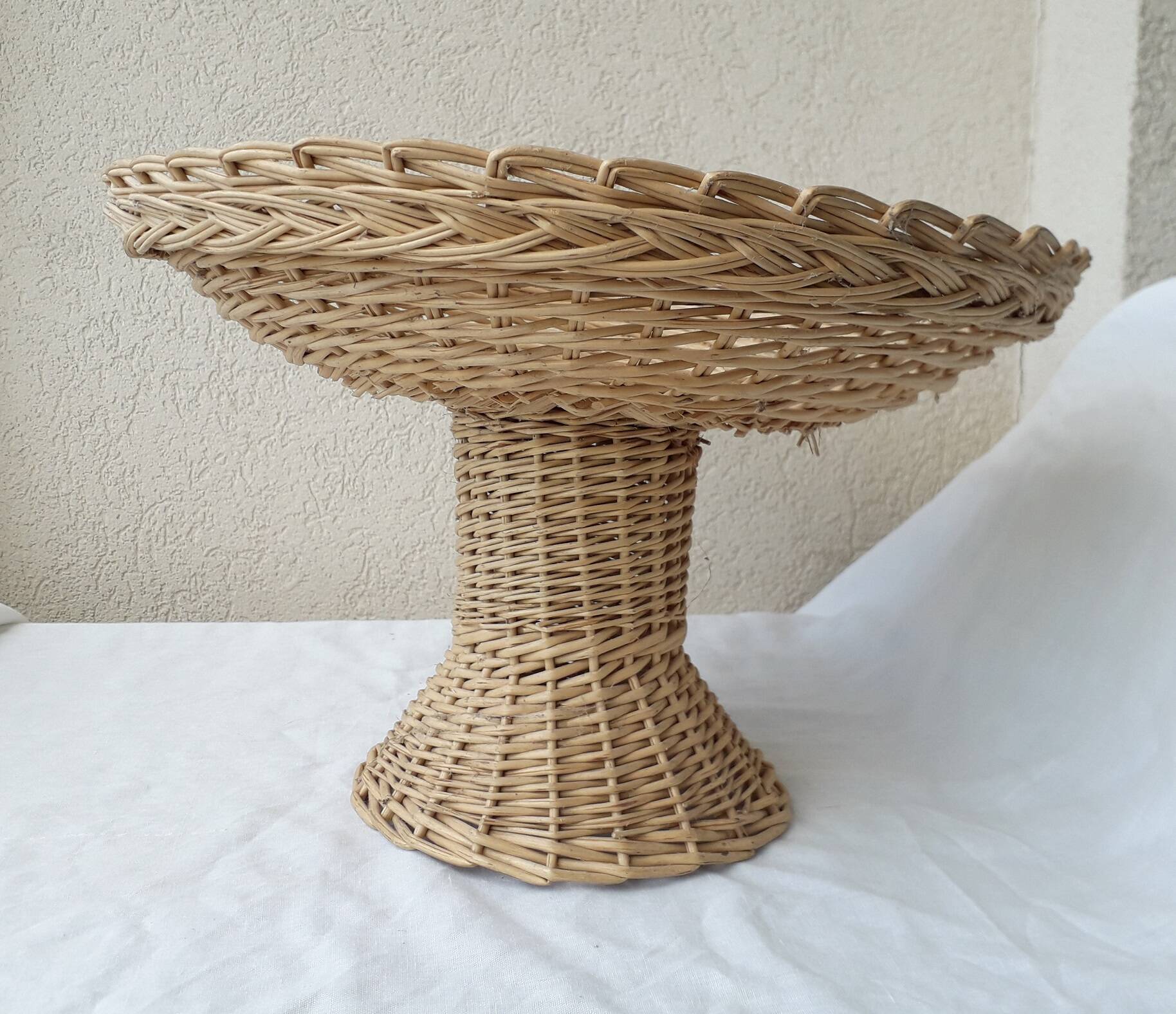 Wicker bowl on foot