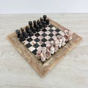 Échiquier en marbre rose et noir vintage avec des pièces en laiton, années 1970, Italie