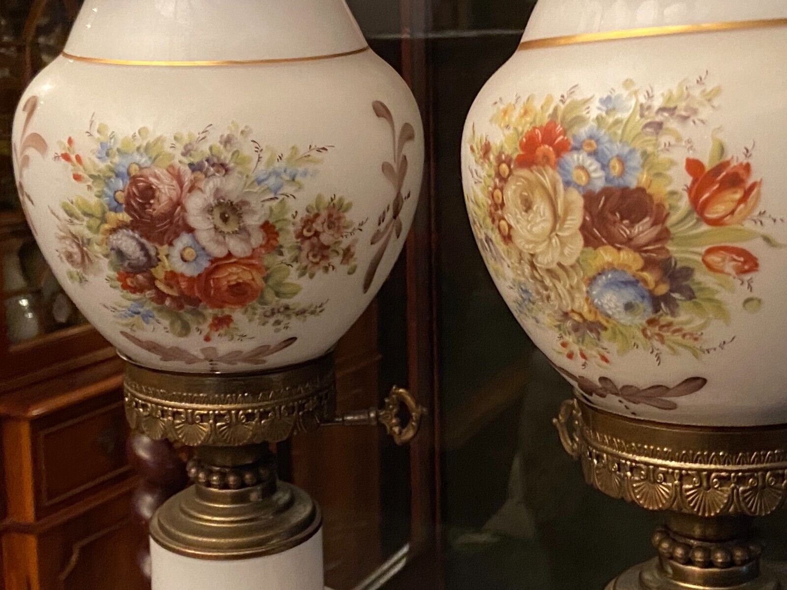 Paire de lampes en opaline blanche à décor floral
