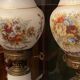 Paire de lampes en opaline blanche à décor floral