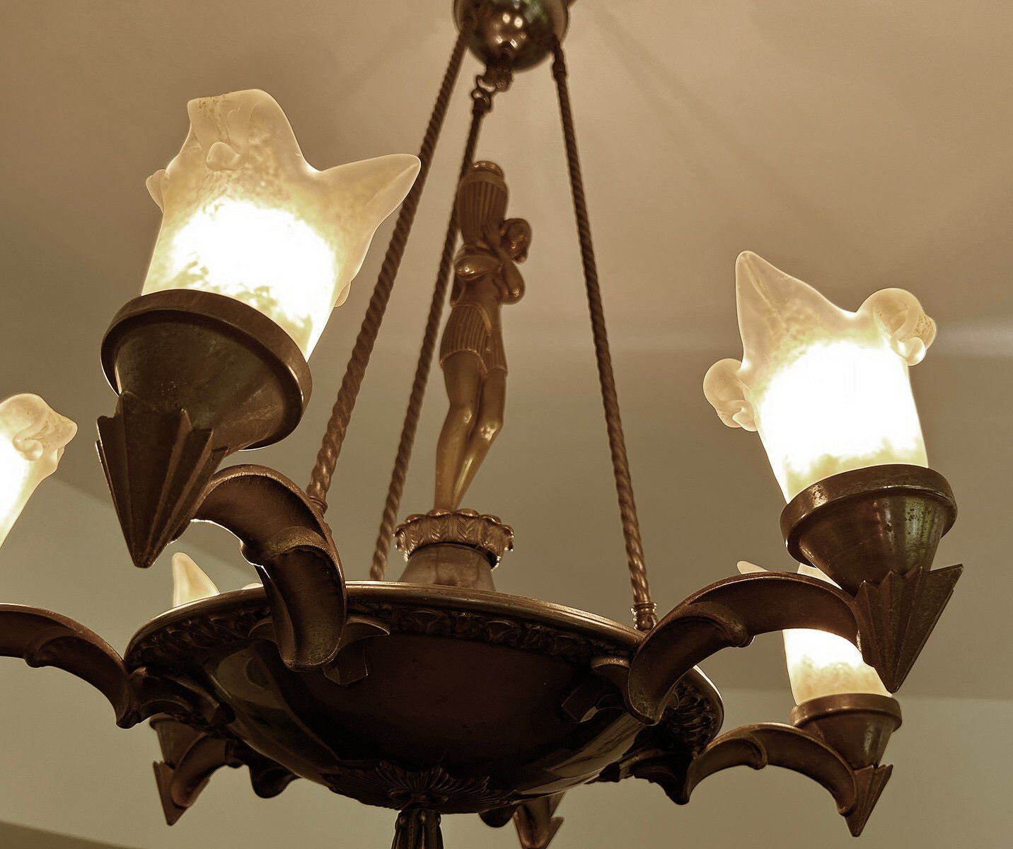 Large Art Deco sculptural chandelier in bronze and glass, 1930s