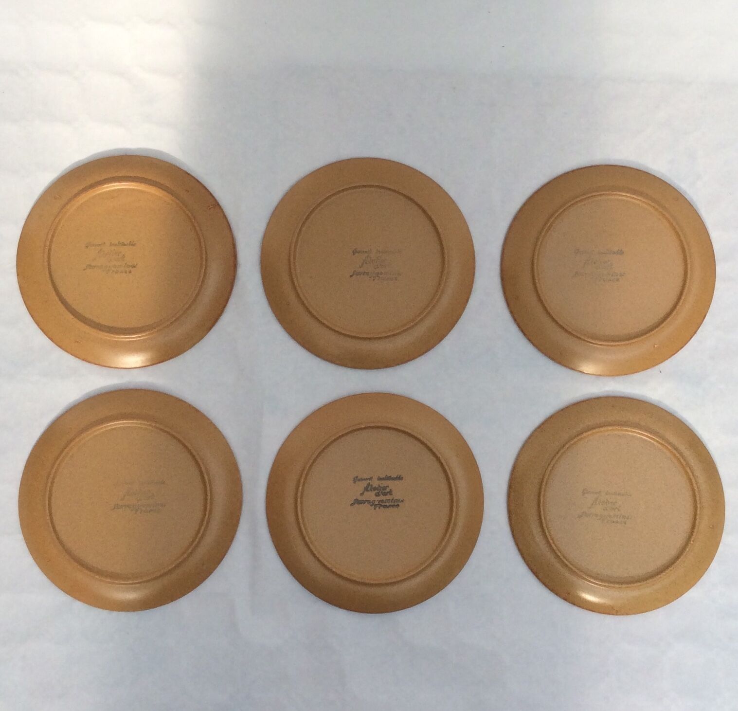 Set of six flat plates in Sarreguemines stoneware Atelier d'art dimension: diameter -24cm- H-3cm-