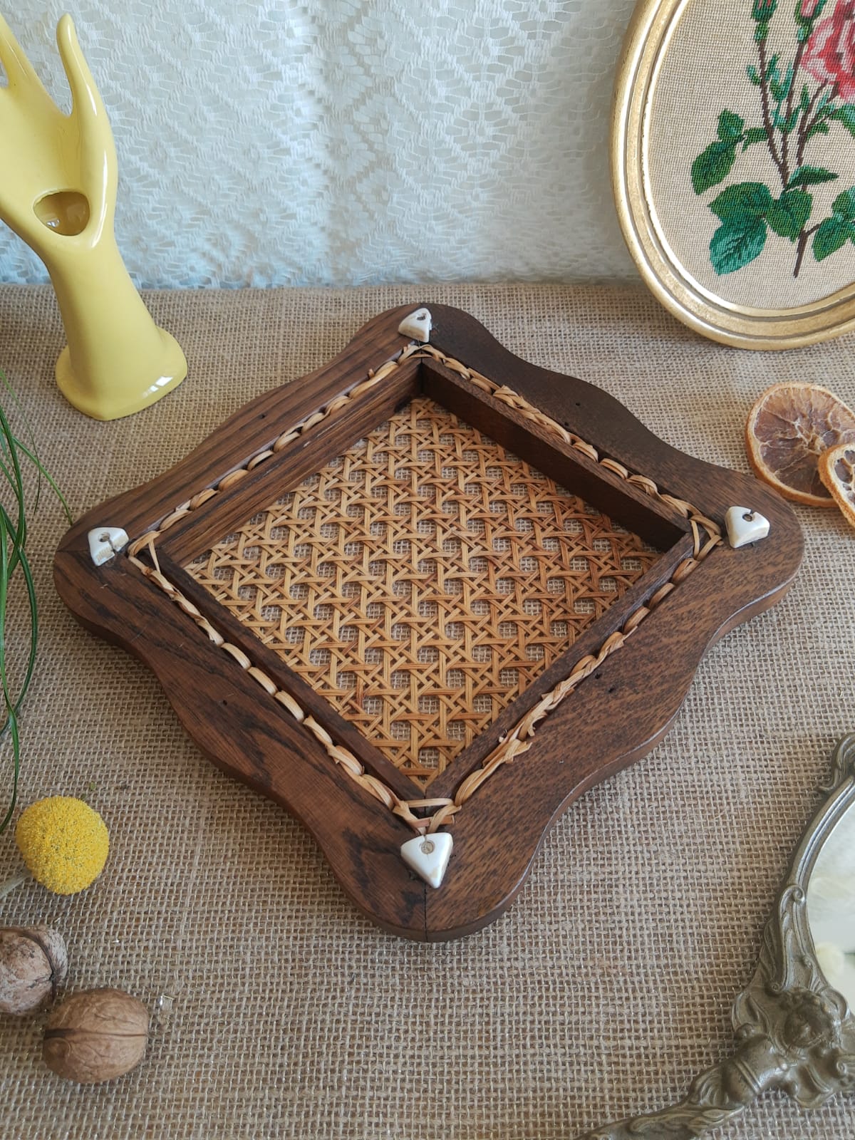 Dessous de plat bois et cannage vintage