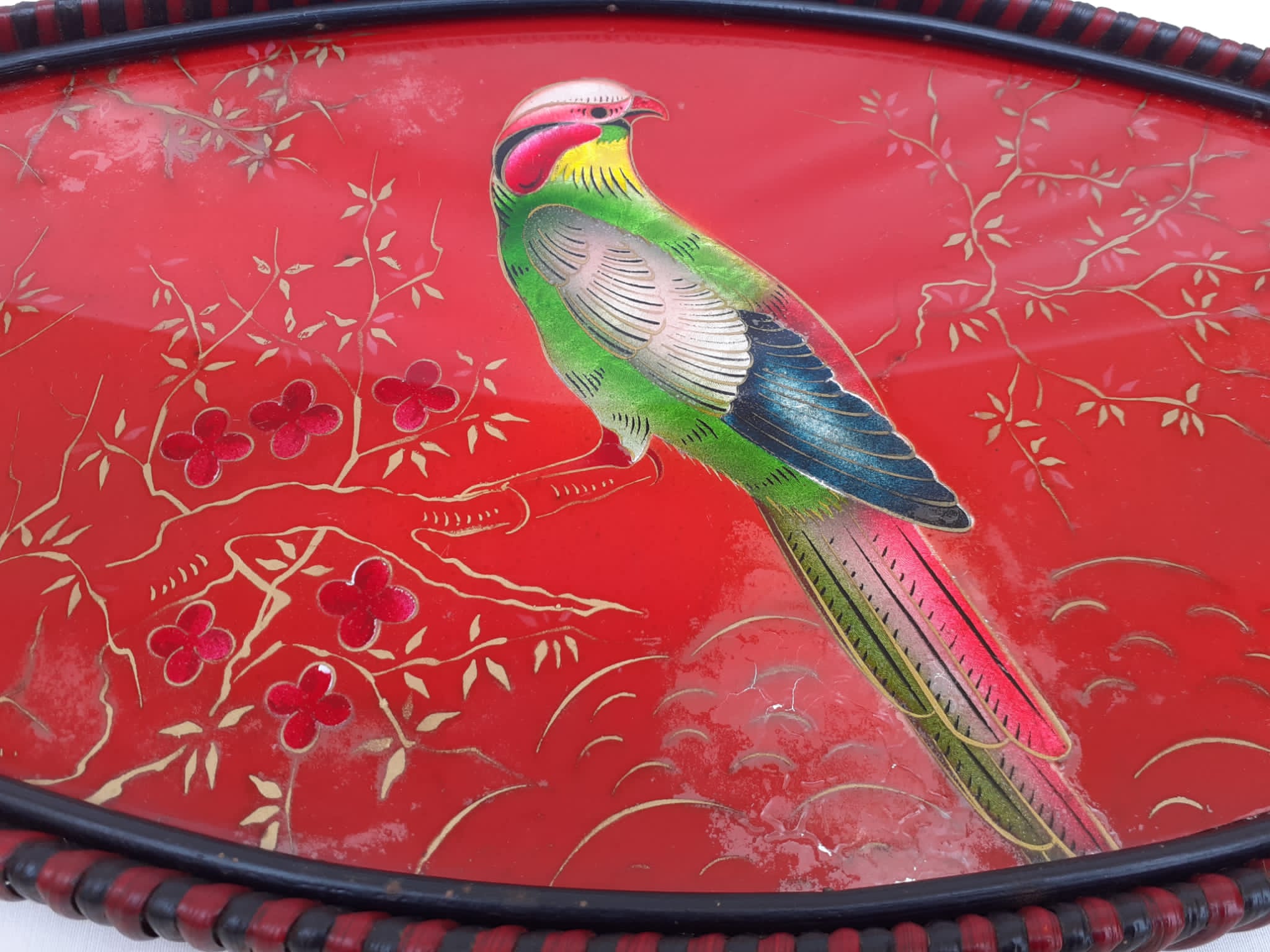 Plateu fixed under glass