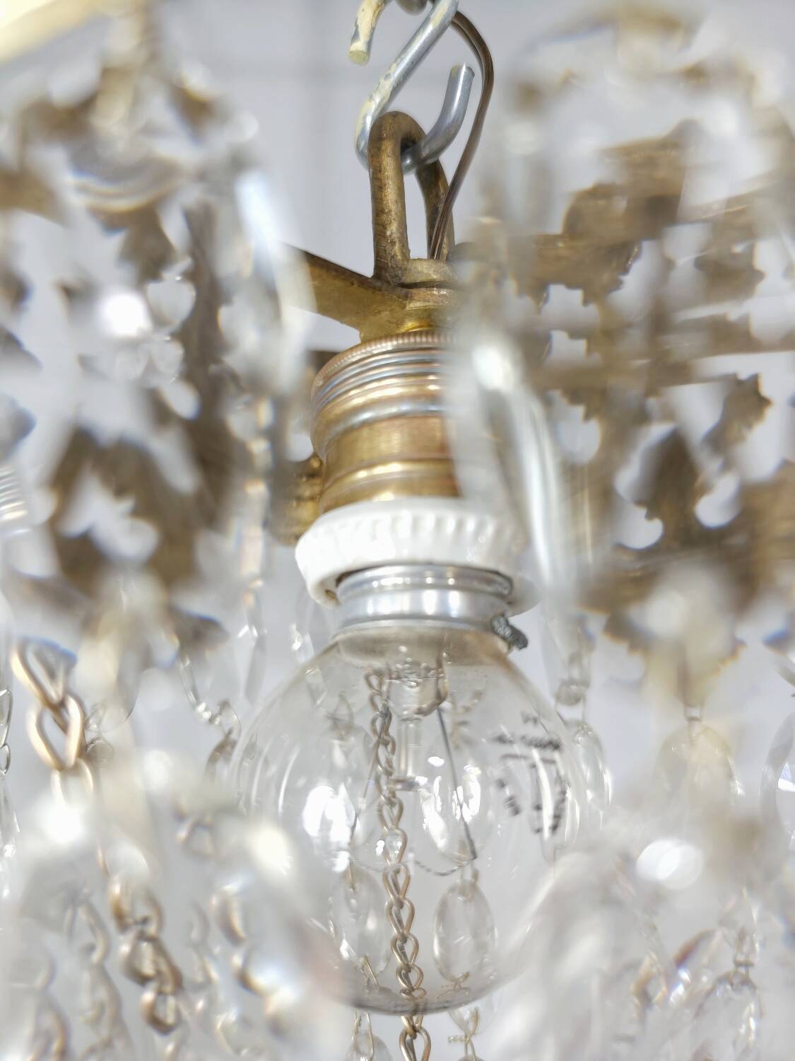 Lámpara de techo de cristales. España, 1950s.