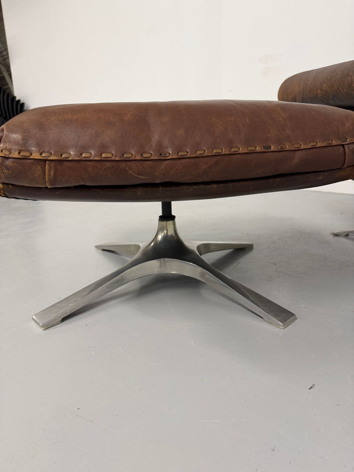 Vintage 70s brown leather ottoman chair design DE SEDE DS-31