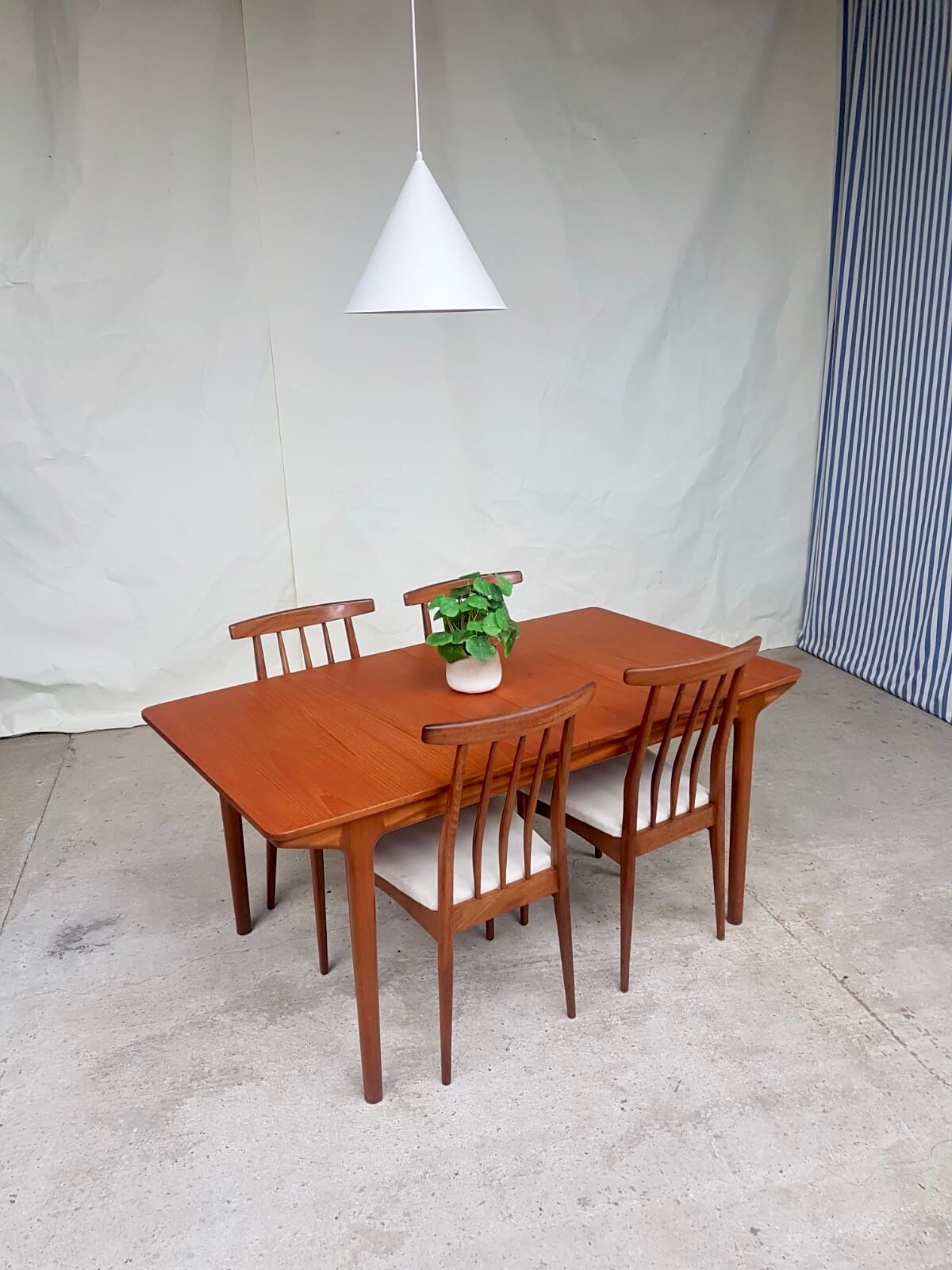Table de salle à manger du milieu de siècle A.H. Macintosh