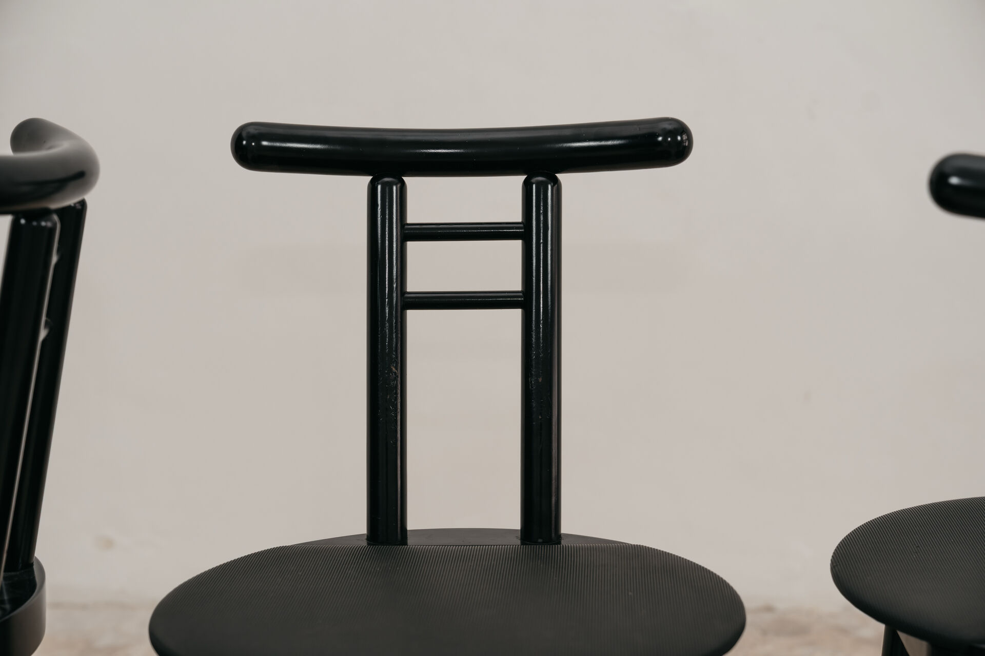 Set of 4 postmodern chairs in Italian Memphis design from the 1980s.