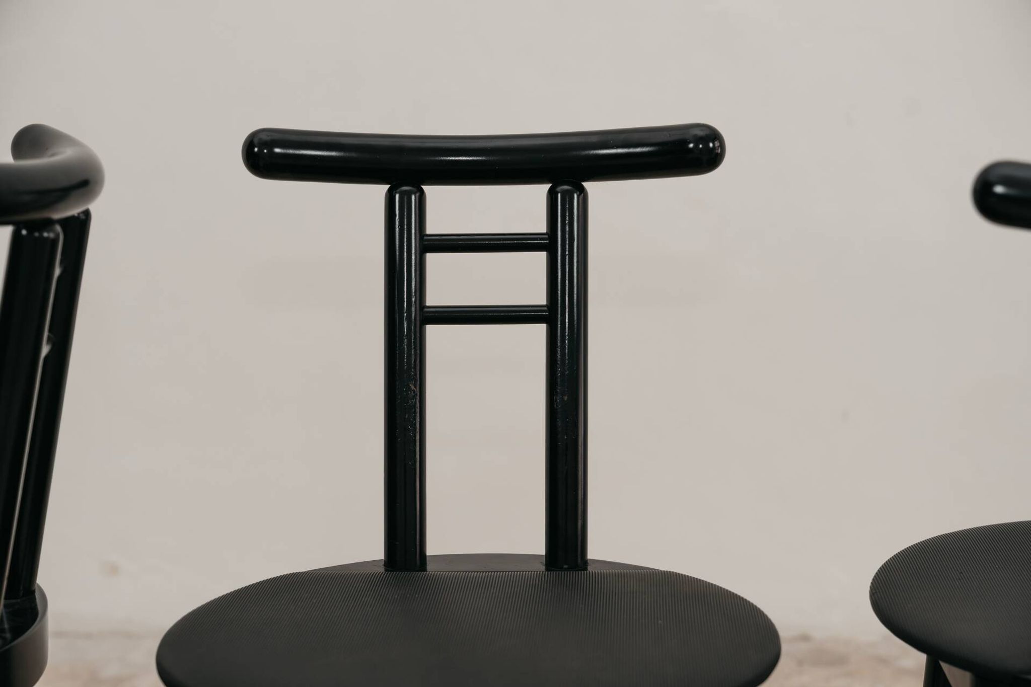 Ensemble de 4 chaises style postmoderne Memphis design italien années 1980.