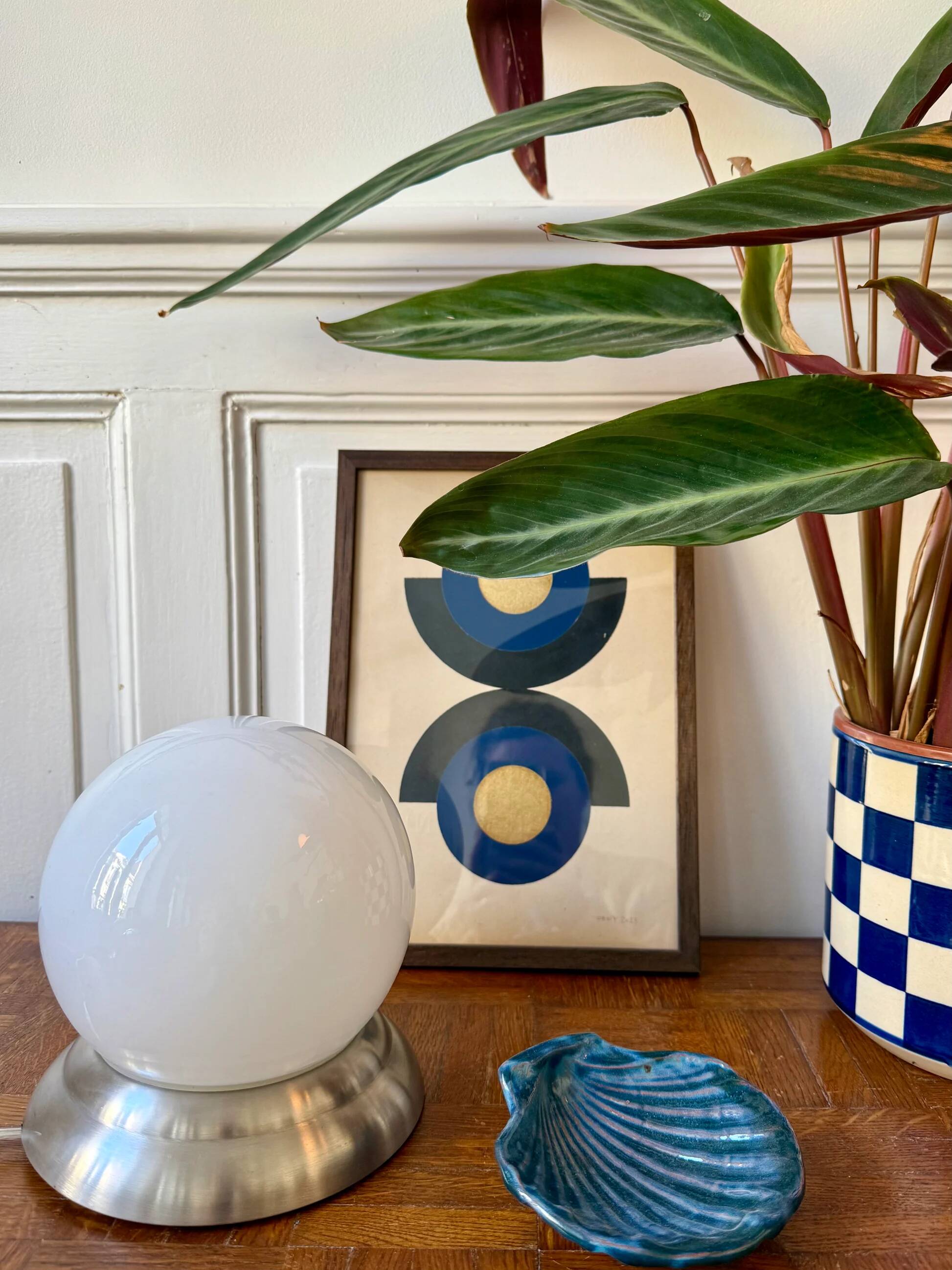 Globe lamp in opaline.