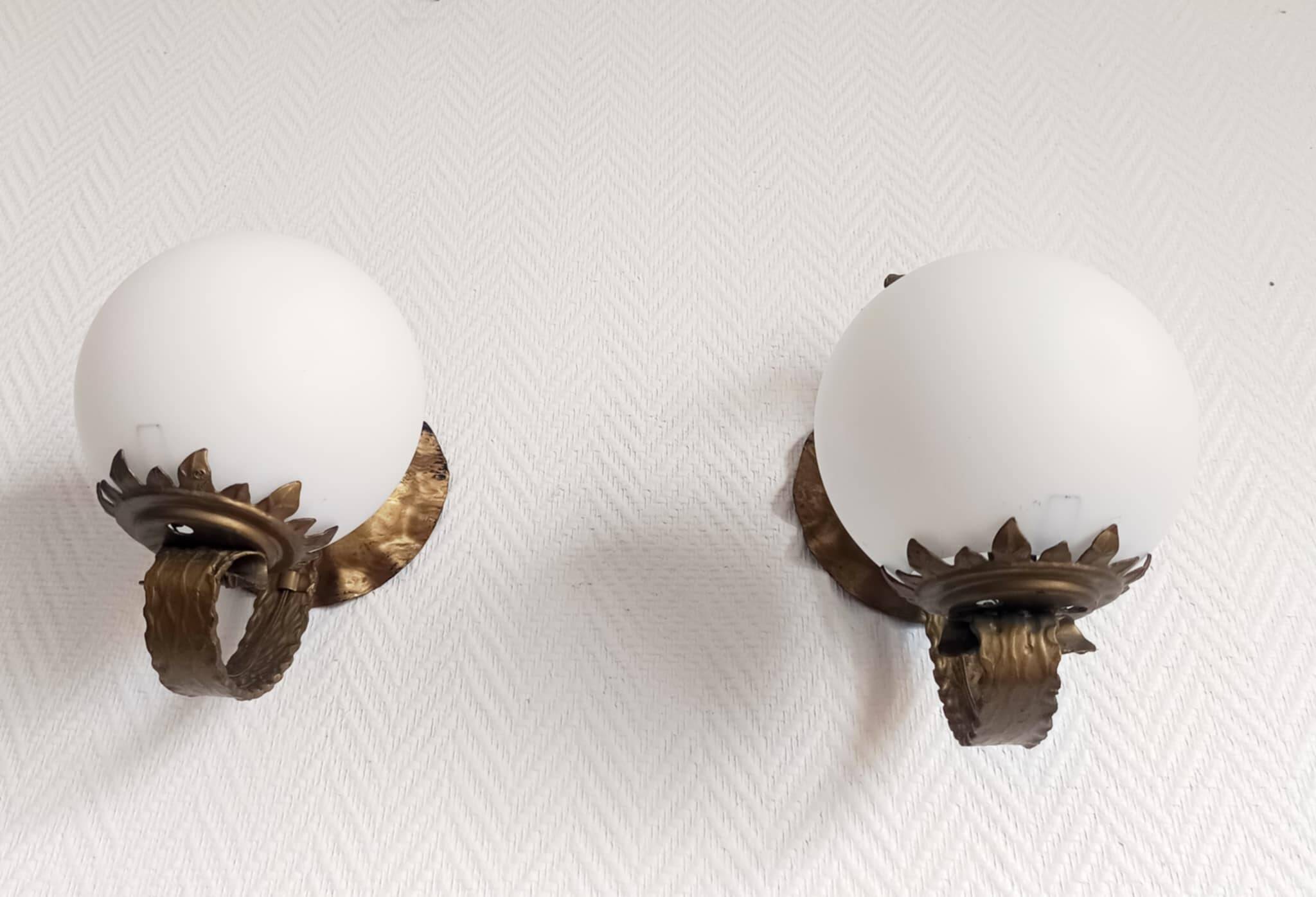 Pair of brutalist wall sconces in gilded metal from around 1970.