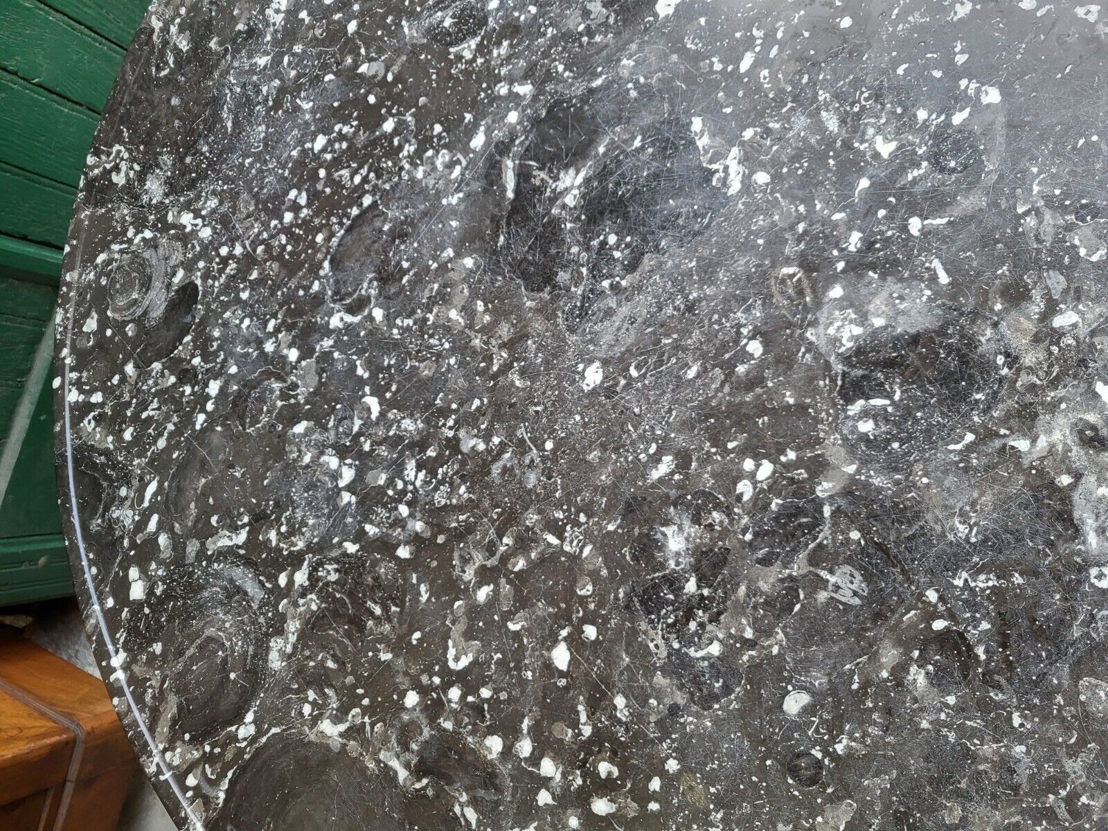 Round pedestal table with marble top and mahogany tripod from the 19th century