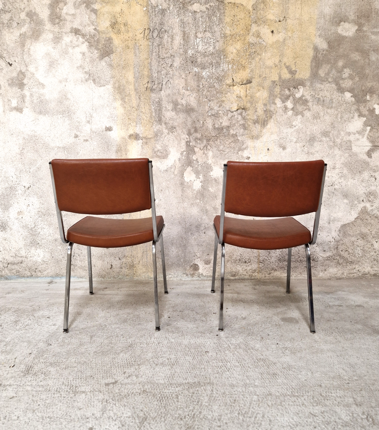 Paire de chaises skaï et chrome
