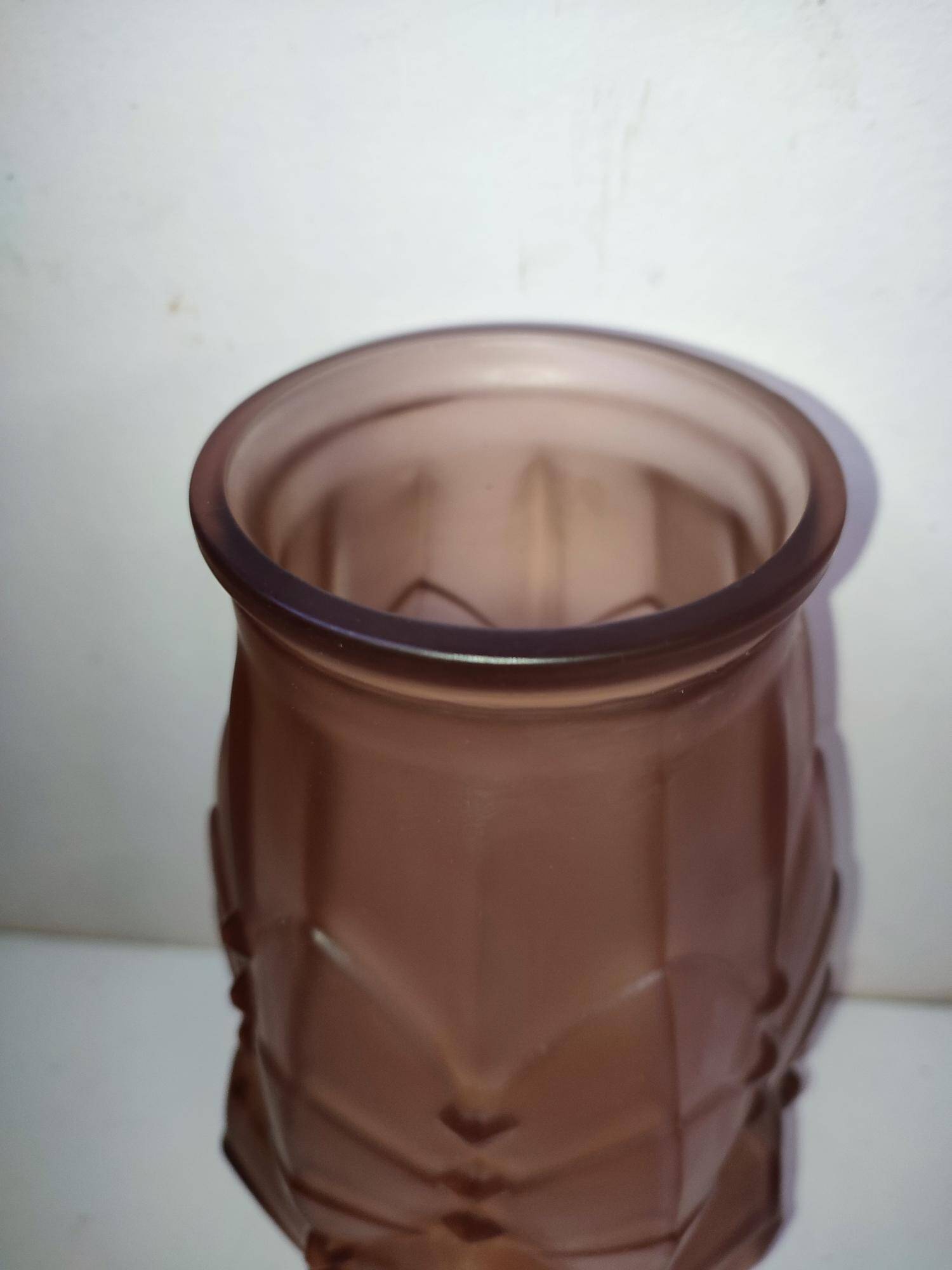 Beautiful art deco frosted glass vase dating from the 1920s-1940s in salmon color in good condition