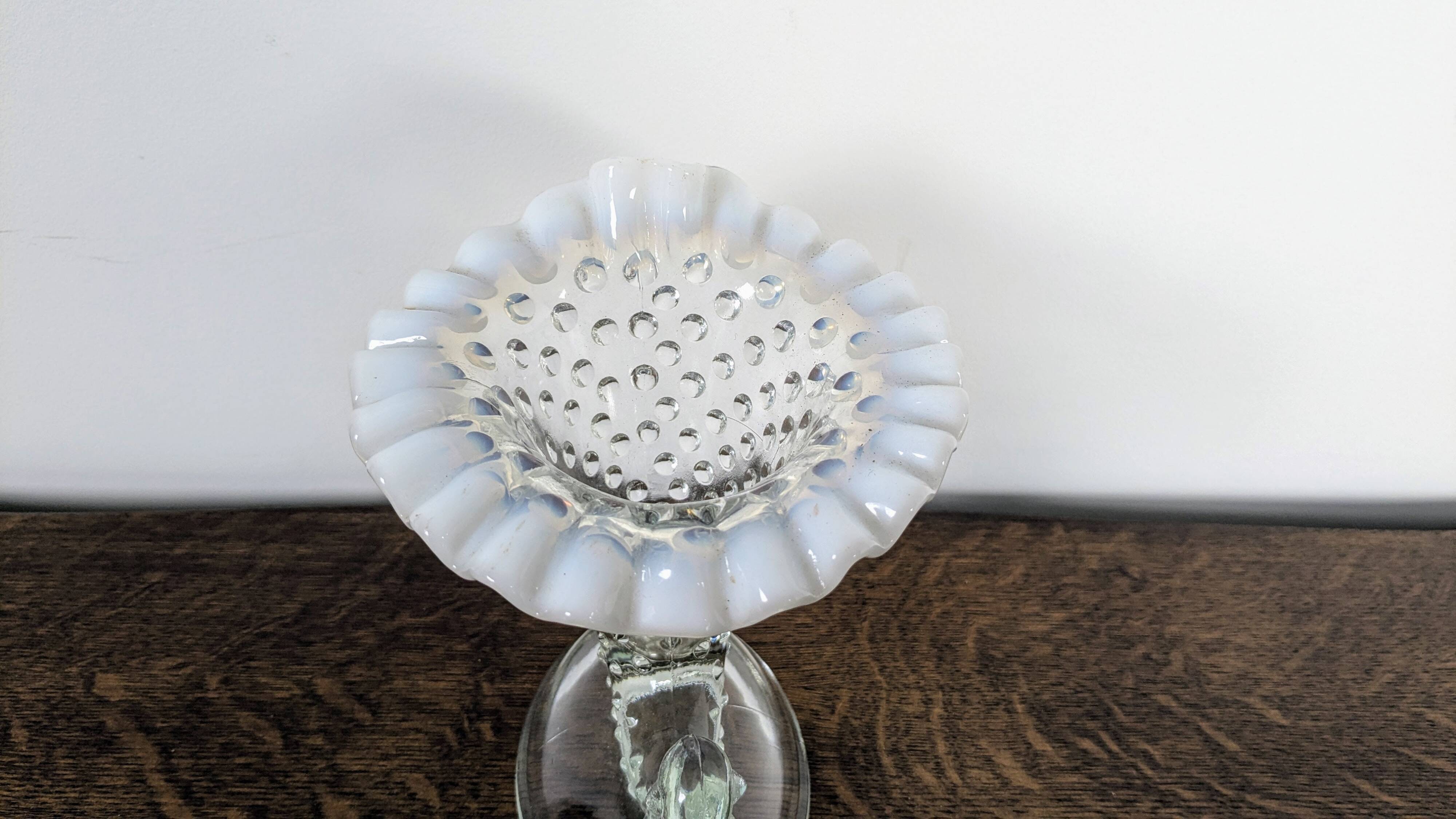 Horn cup in bubbled glass and white opaline