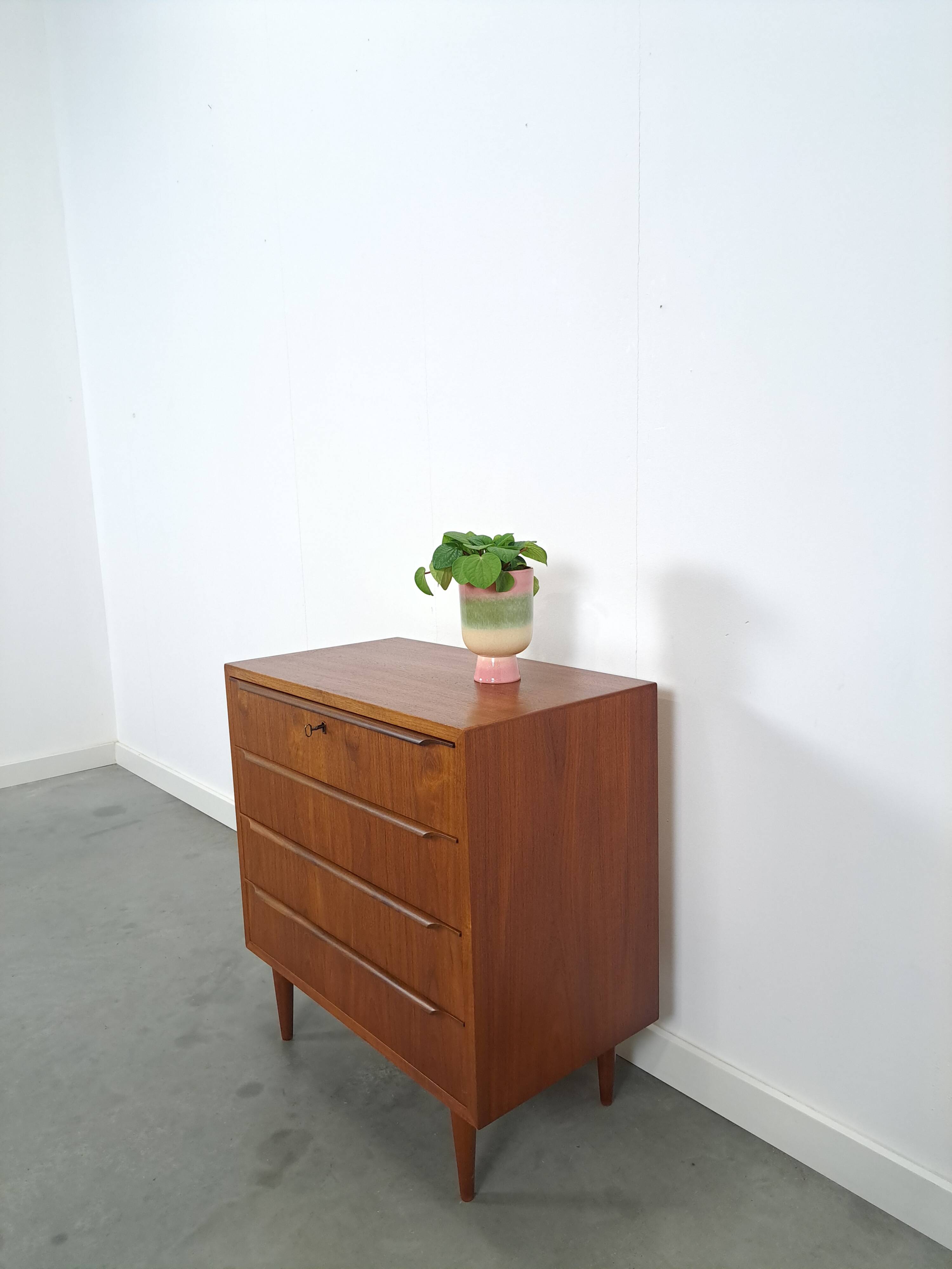 Teak Deense ladekast met 4 lades vintage