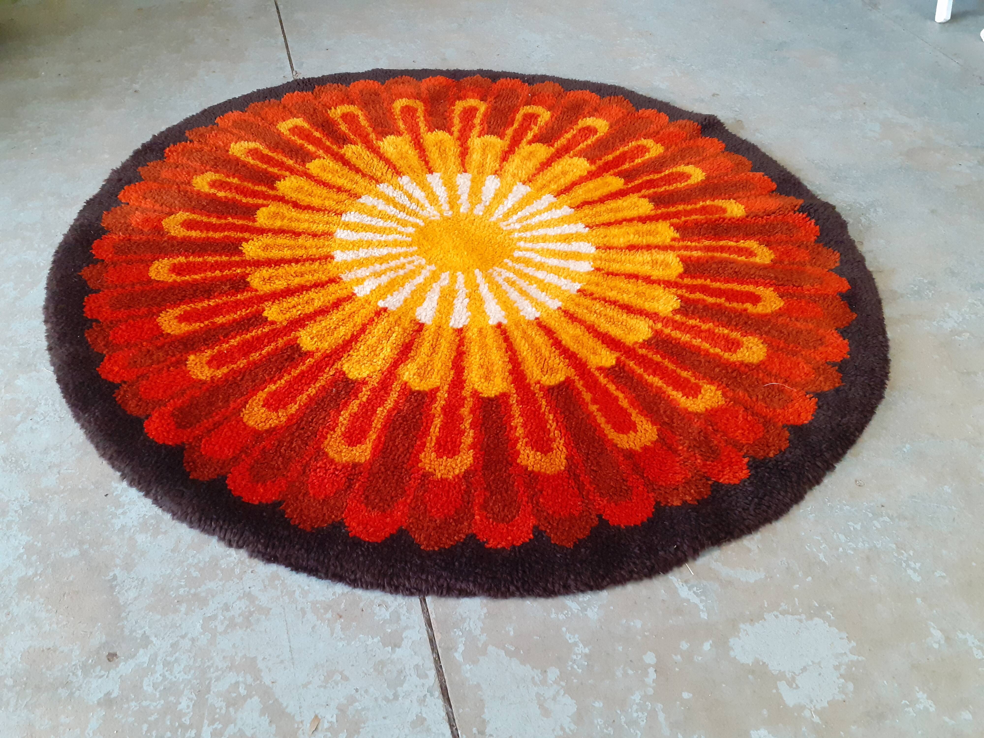 Seventies round carpet