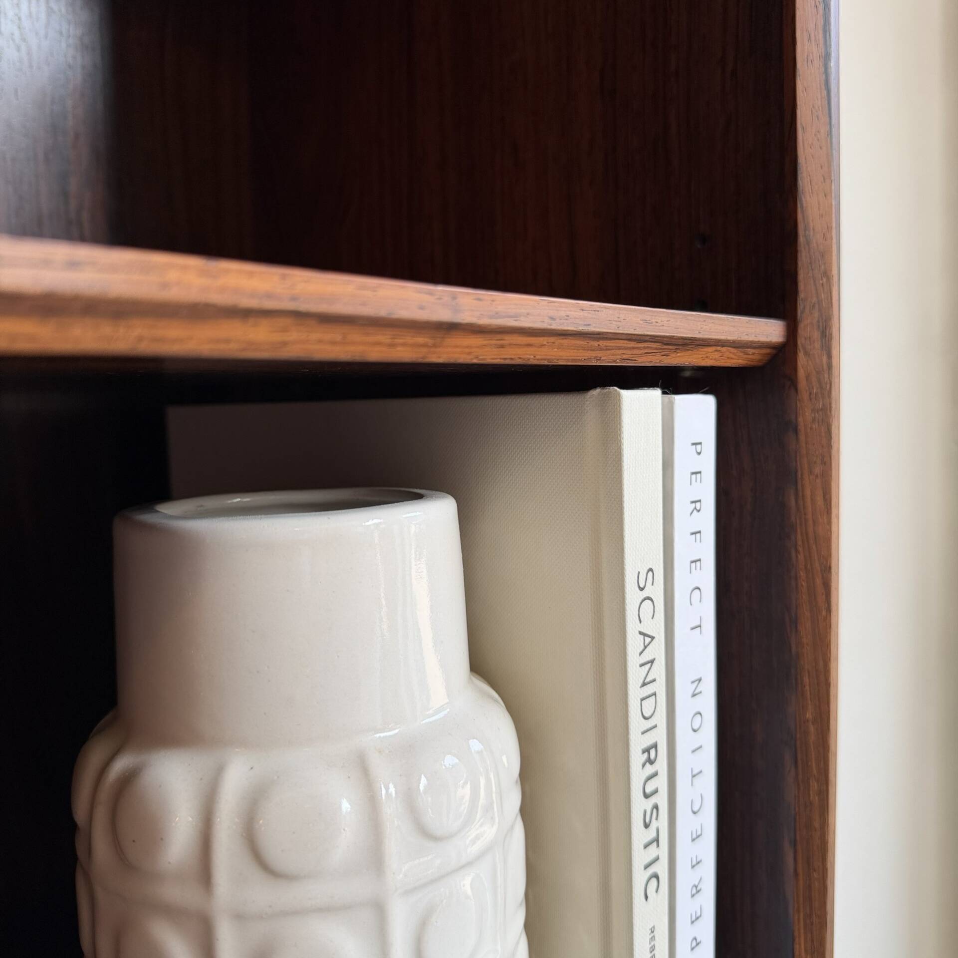 Bibliothèque vintage en palissandre avec éclairage
