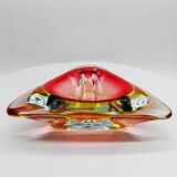 Superbe grand cendrier ou vide-poches triangulaire en verre de Murano des années 60. Fabriqué en Italie.