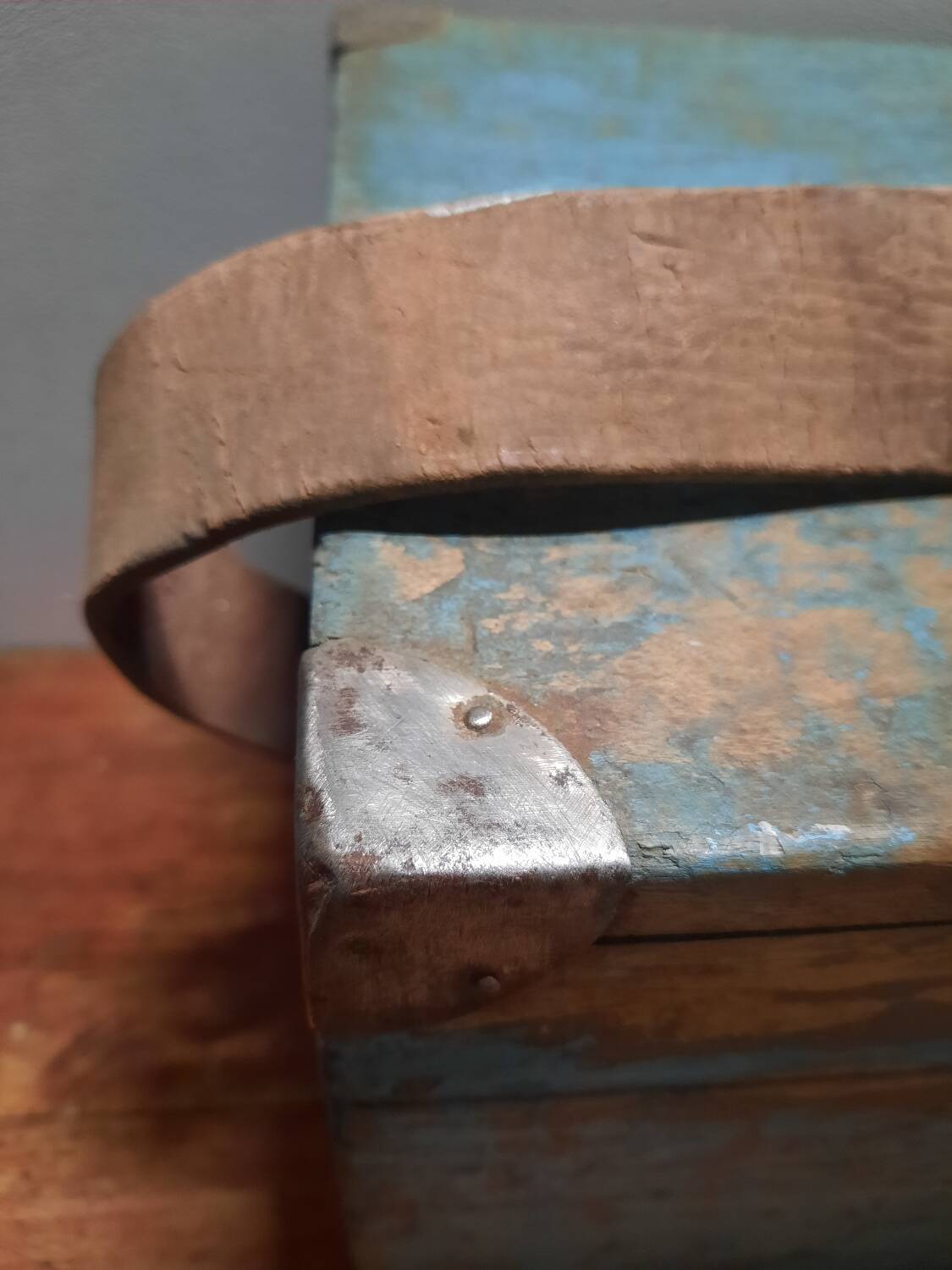 Malle ancienne en bois patinée bleue