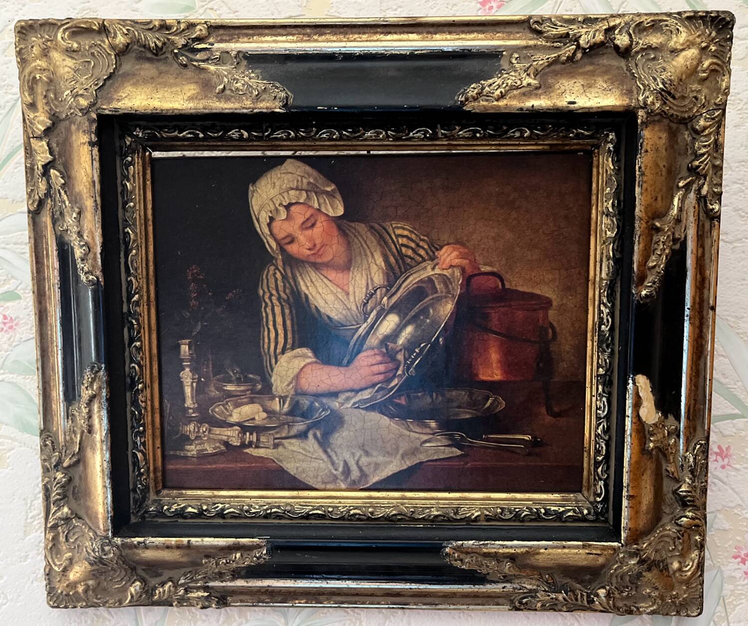Tableau : huile sur toile d’une ménagère astiquant l’argenterie