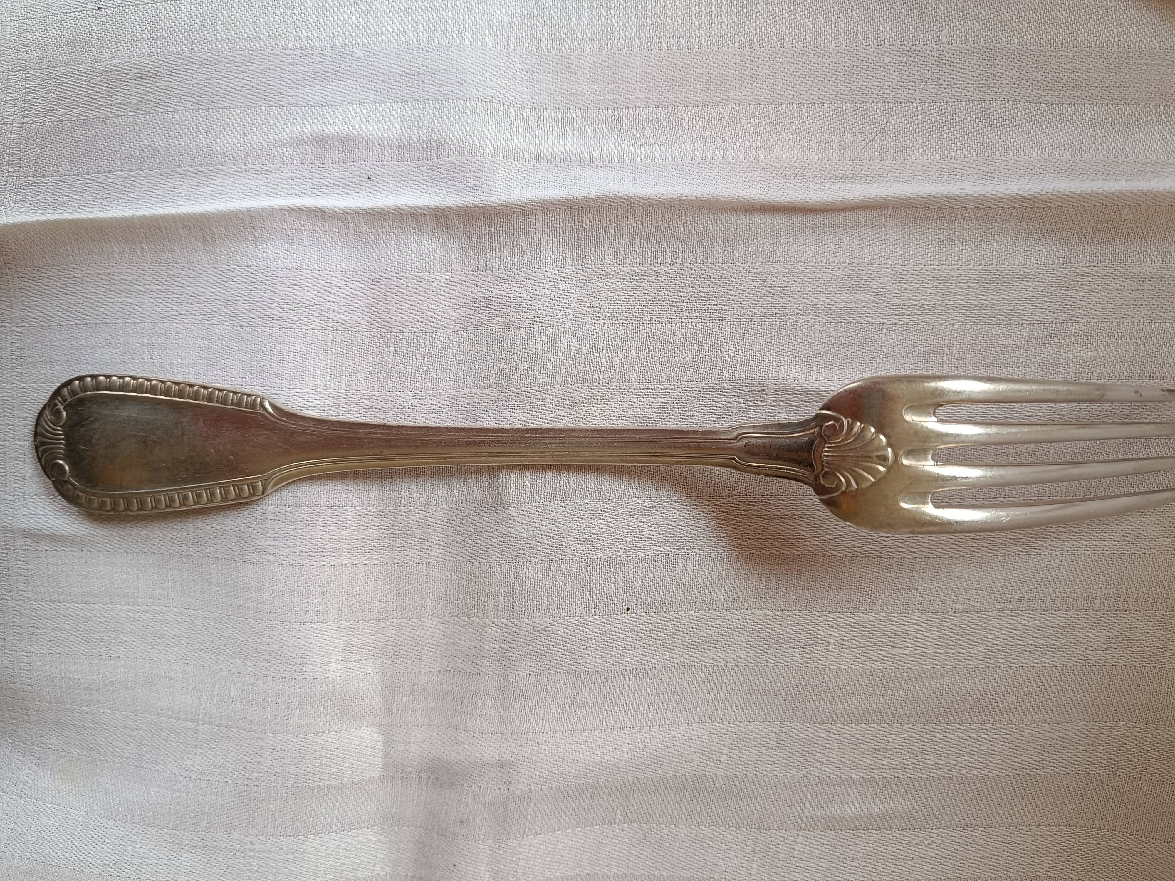 12 silver-plated forks. shell and pearls.