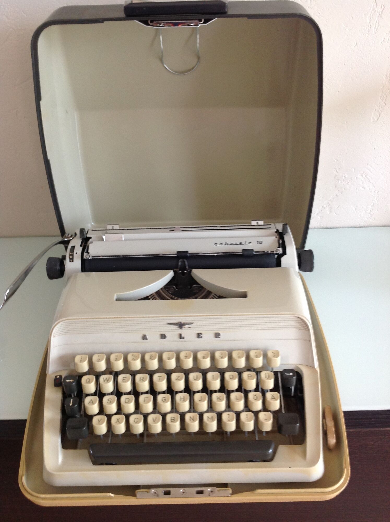Triumph Gabriele 10 typewriting 1970
