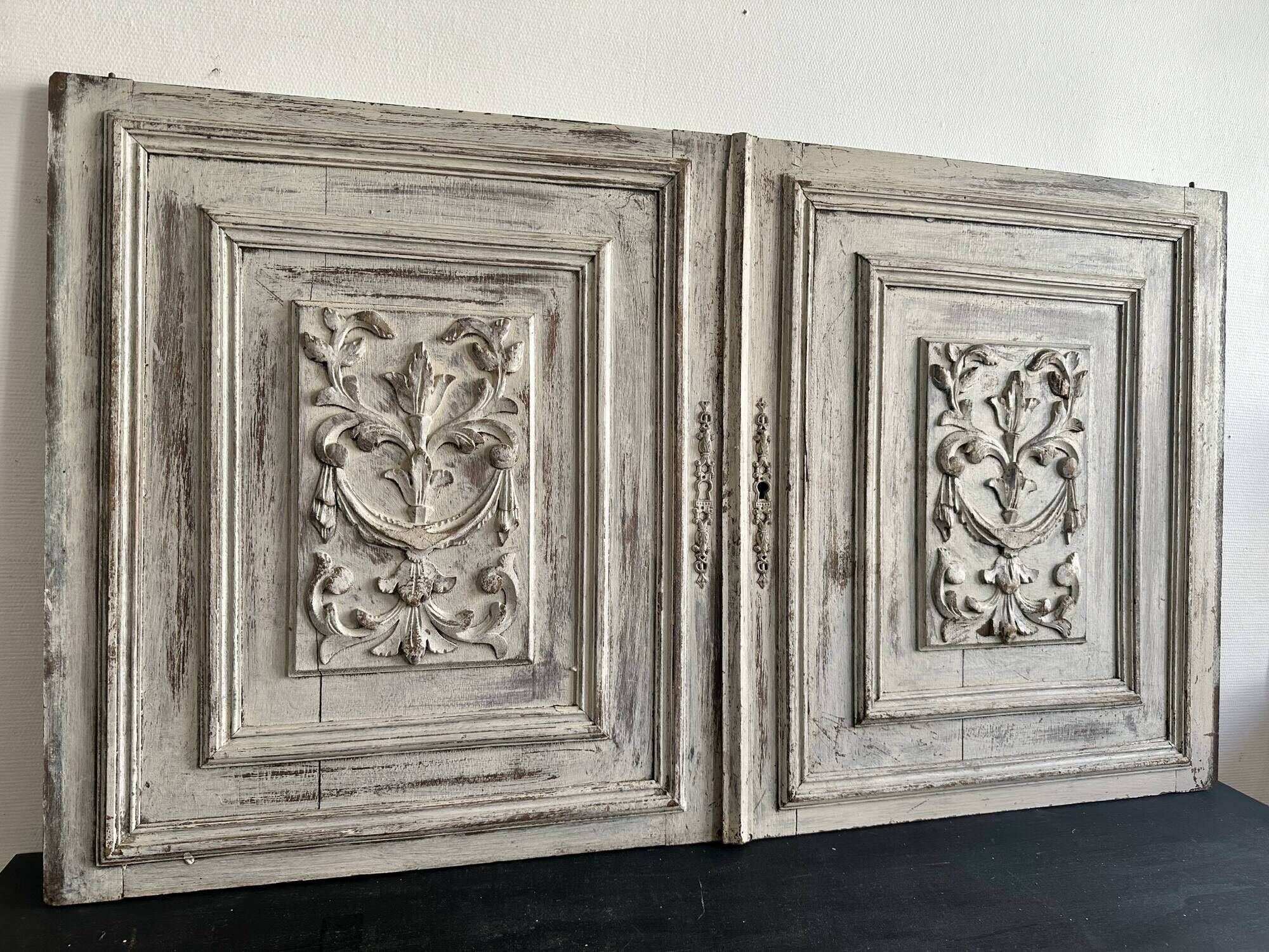 Pair of Louis XVI cupboard doors in carved wood, late 19th century.