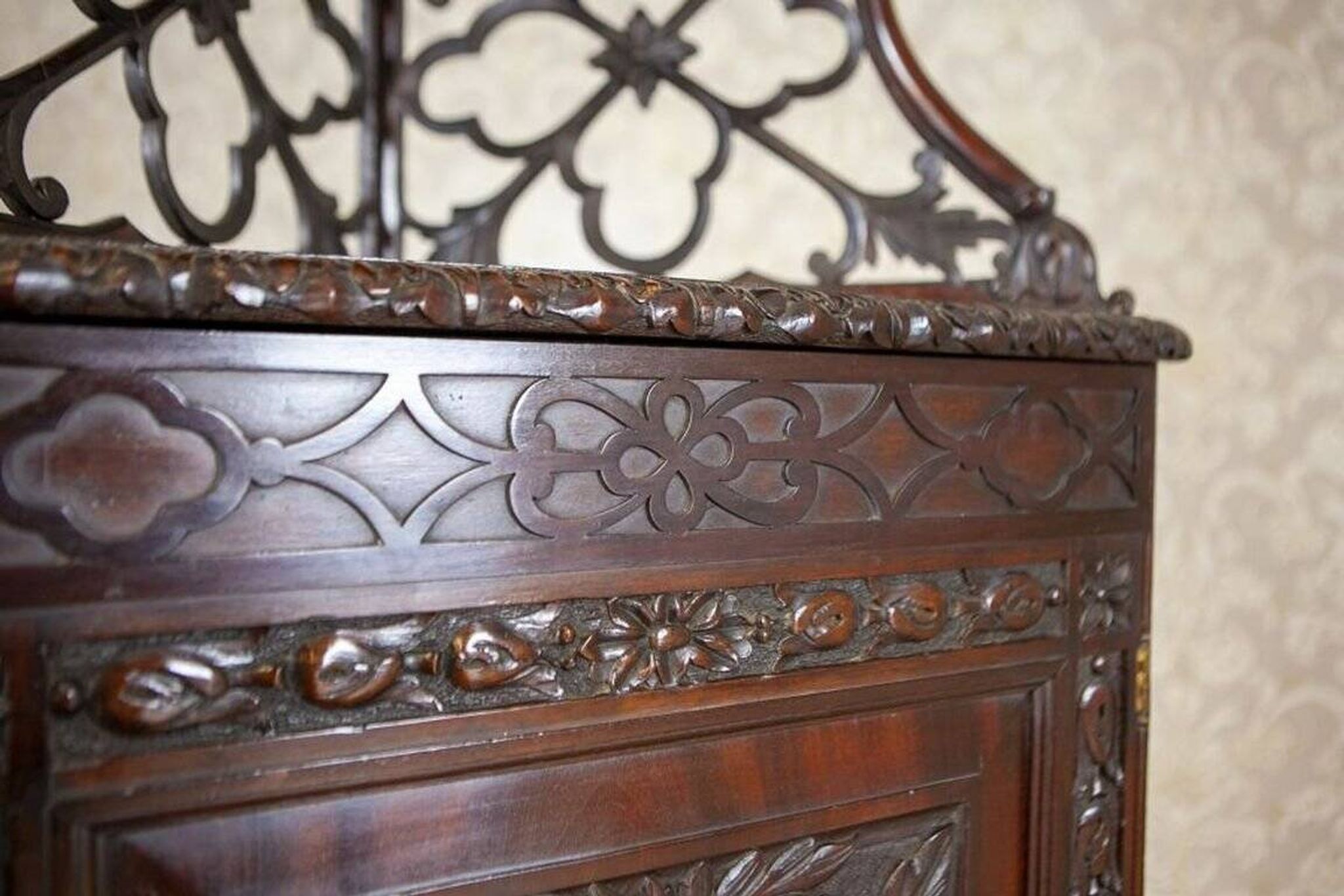 Cabinet d'angle en acajou, années 1890