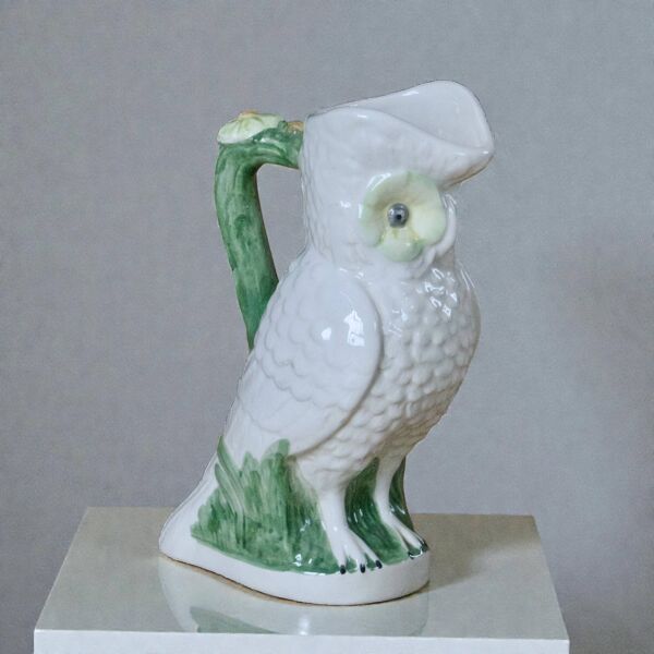 Grande carafe ancienne en barbotine hibou / chouette