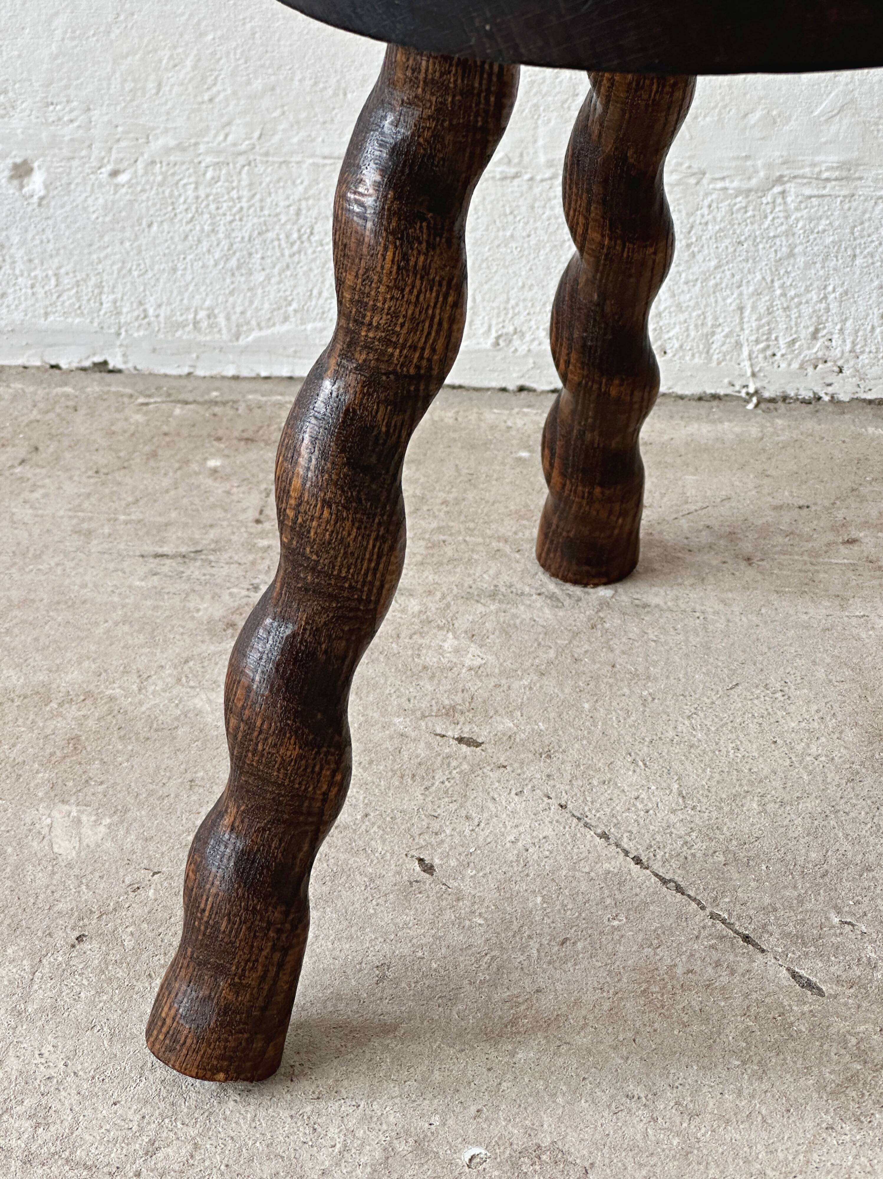 Tabouret tripode en bois