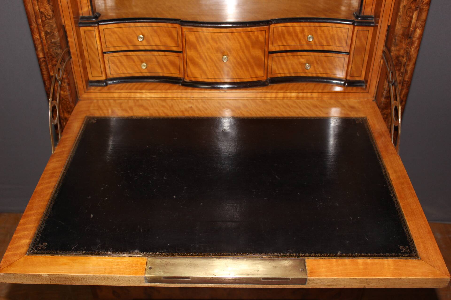 Louis Philippe period secretary in walnut veneer, 19th century.