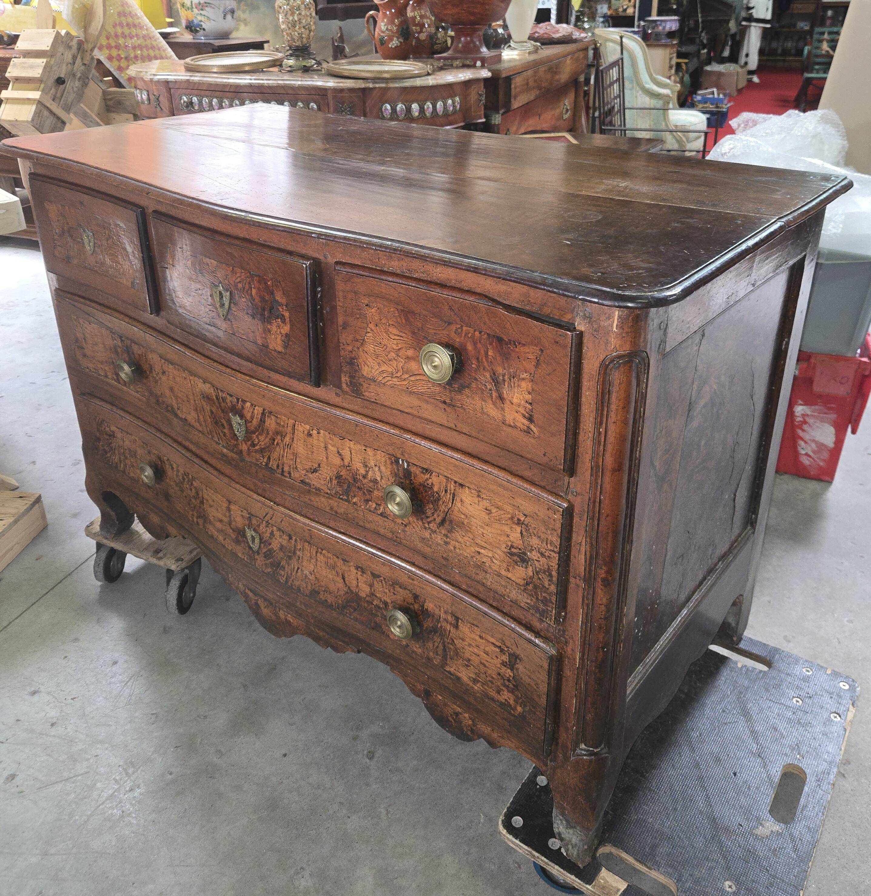 Curved commode from the Louis XV period in walnut and elm burl.