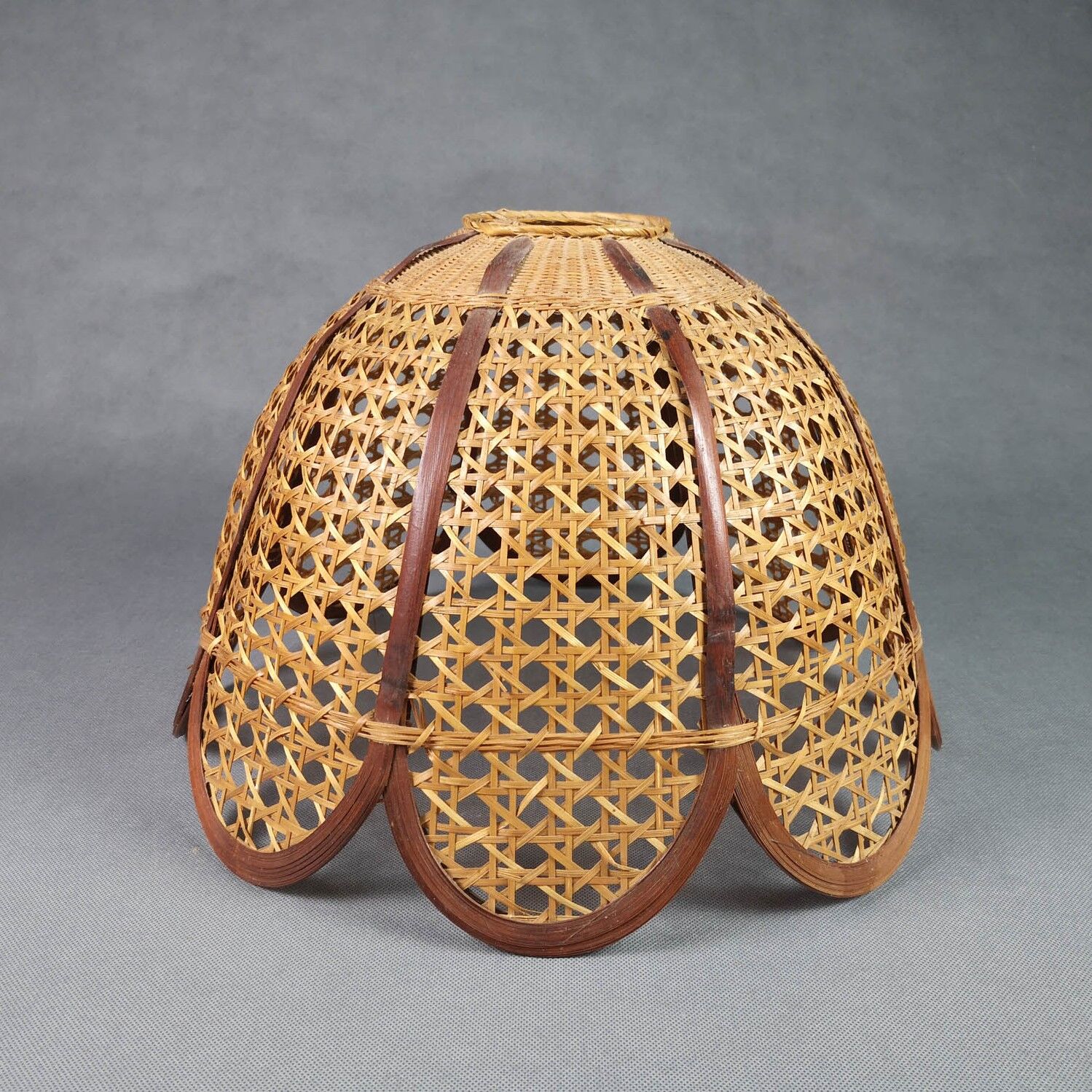 Flower suspension in braided rattan and vintage openwork