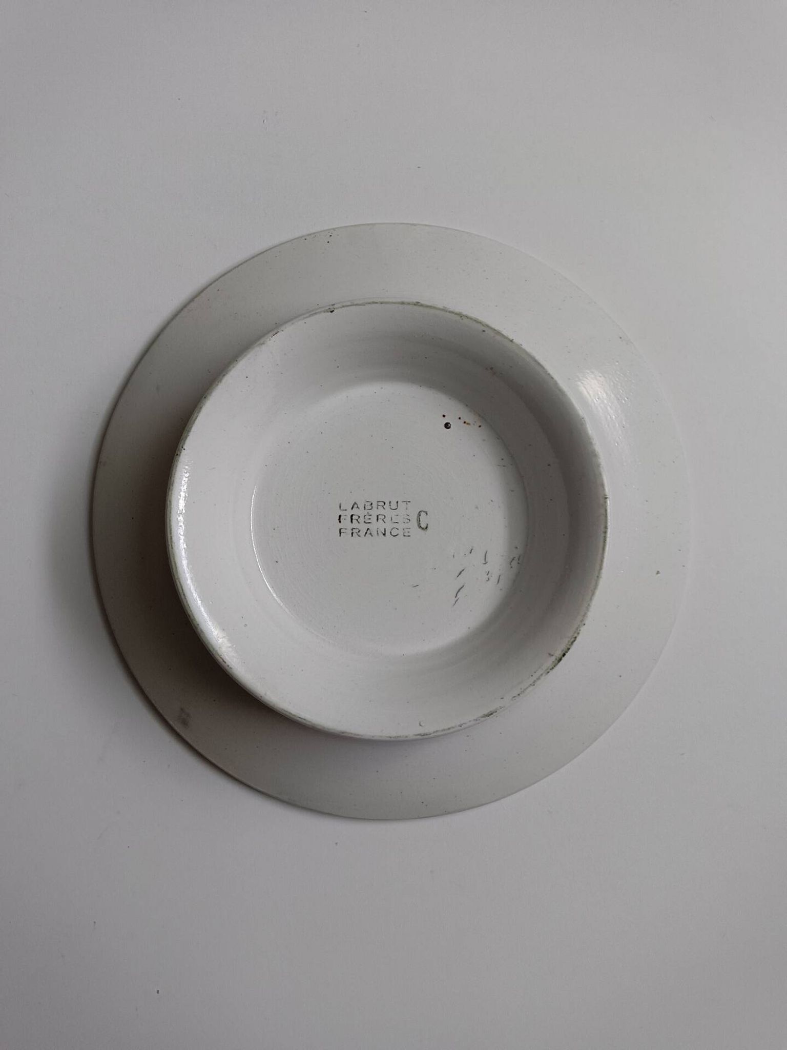 Plat rond à pied ancien signé Labrut frères fleurs