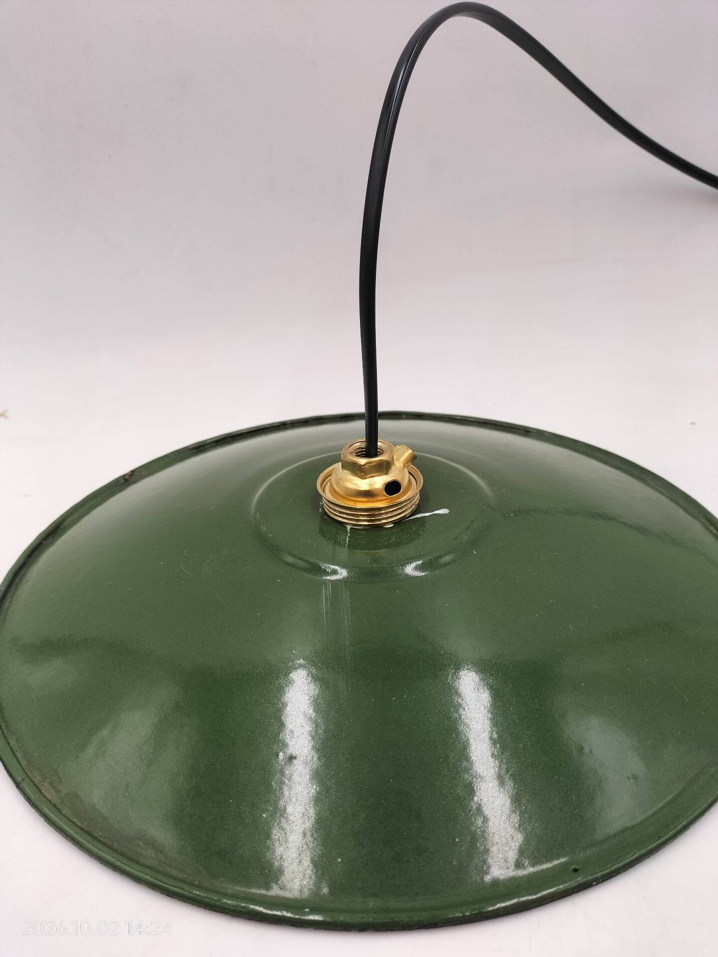 Suspensions in enamelled sheets