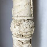 Piédestal chinois sculpté en faux ivoire