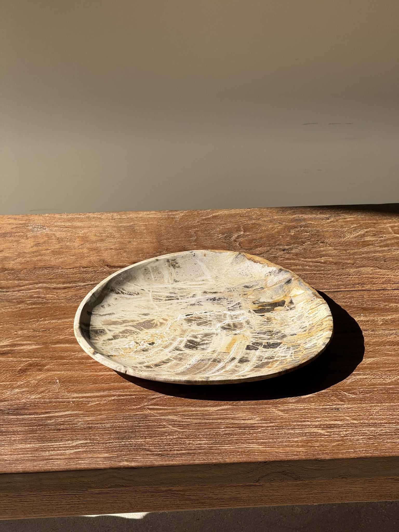Petit vide poche ou plat en bois pétrifié blanc quadrillé brun D25-20,5