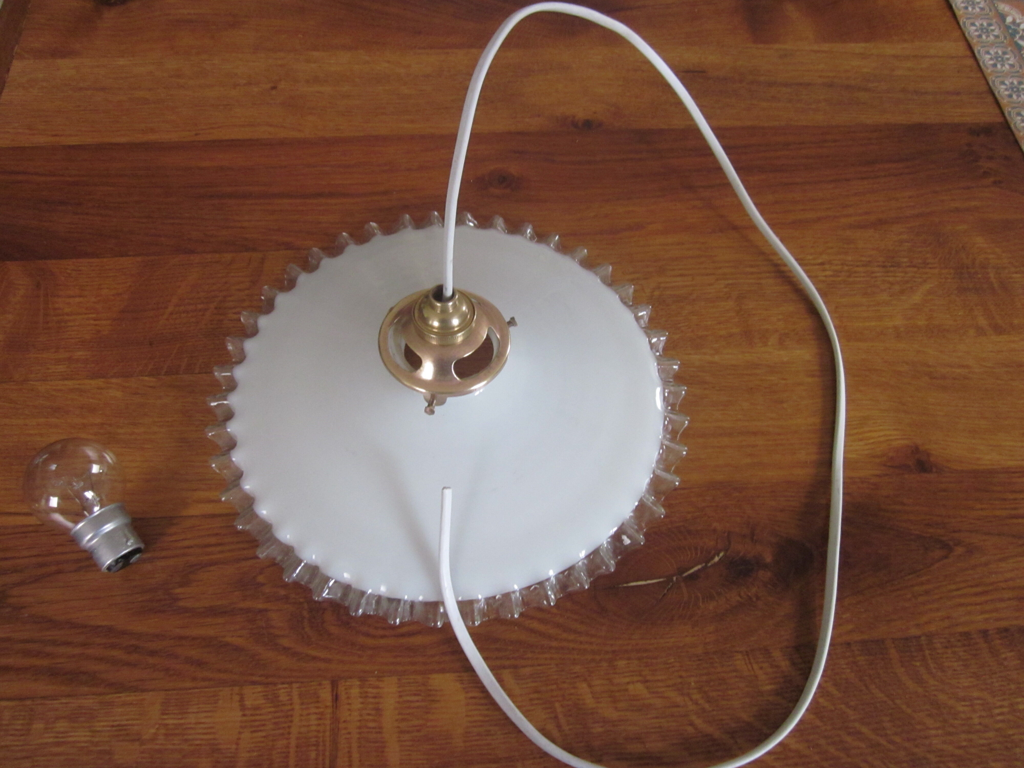 Old hanging in opaline dentelè