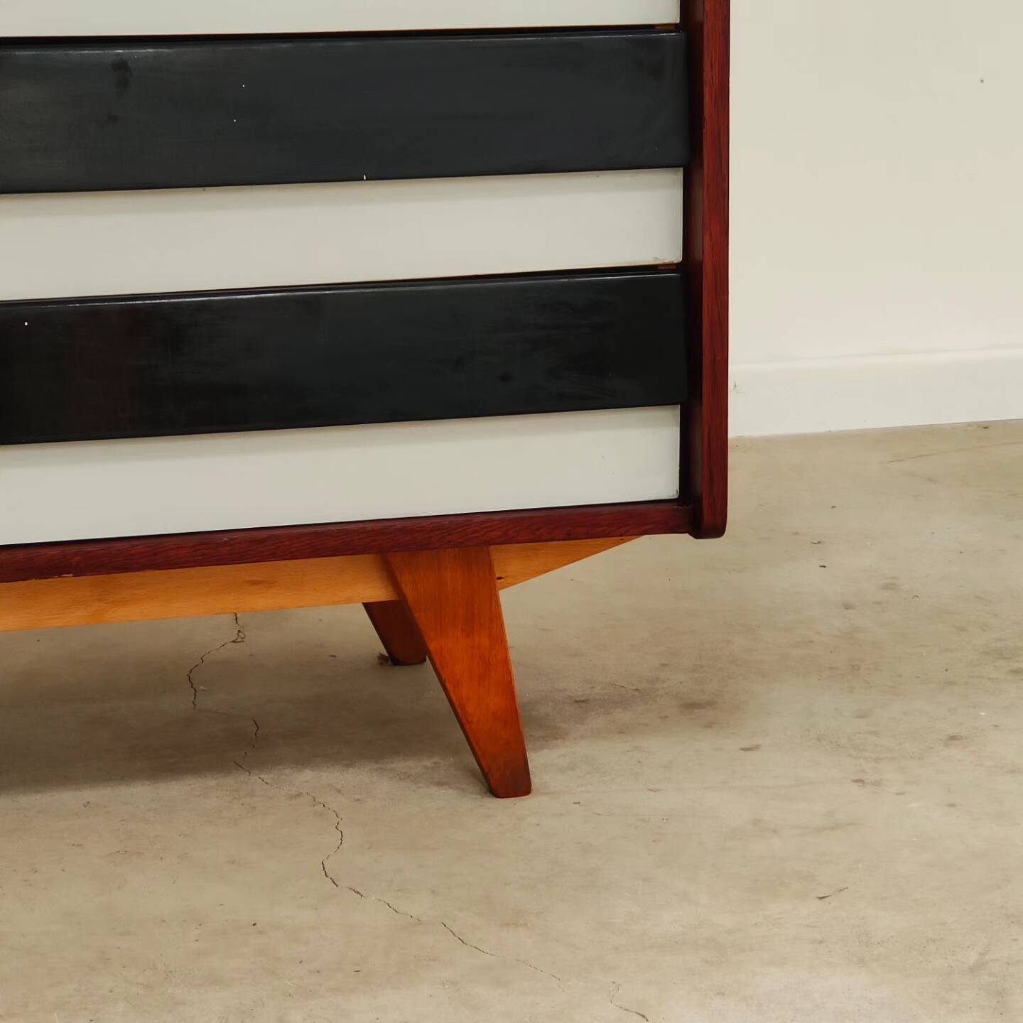 Commode U-453 noire par Jiri Jiroutek pour Interier Praha 1960
