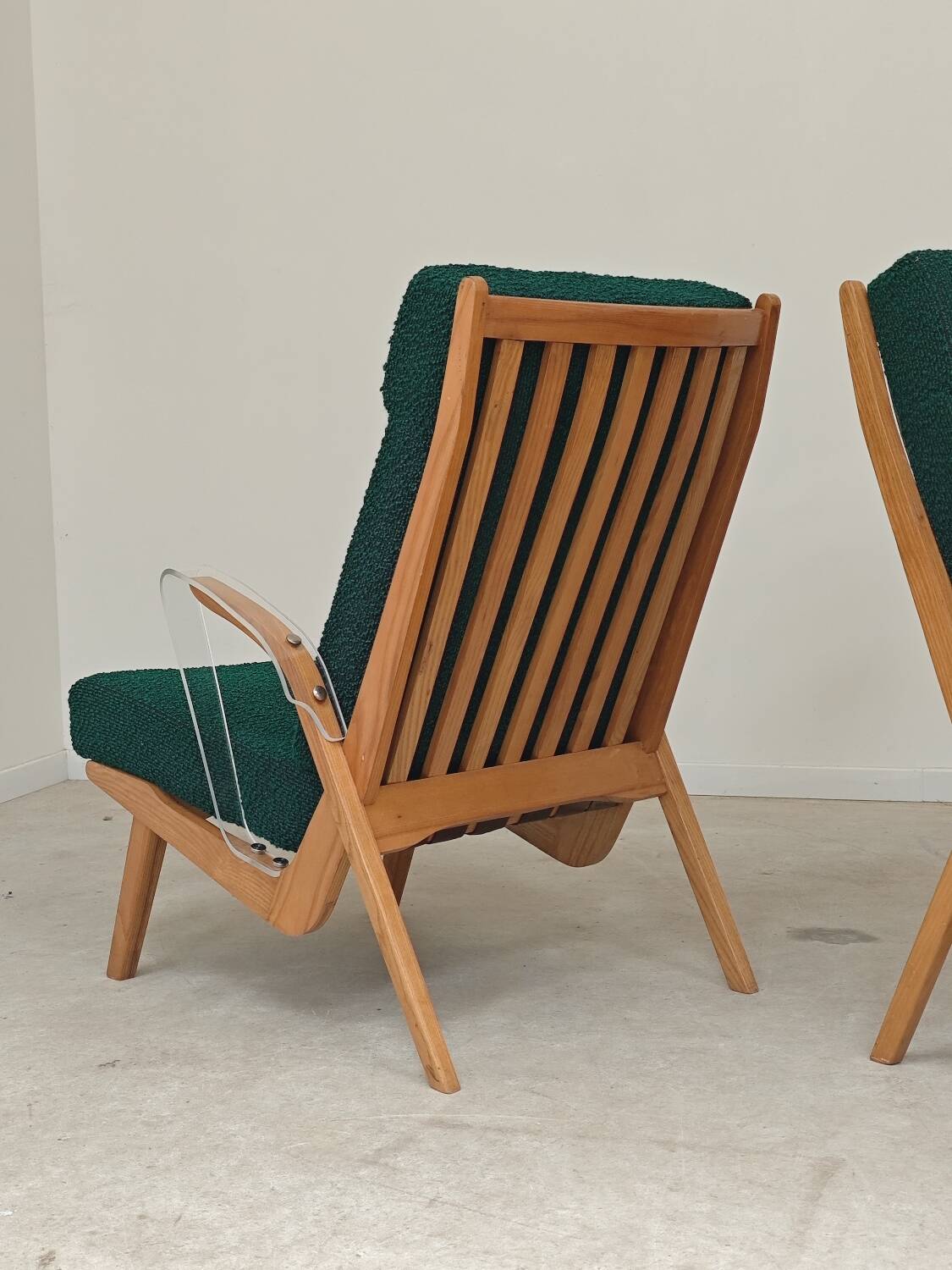 Paire de fauteuils ULUV bois et tissu vert bouclette