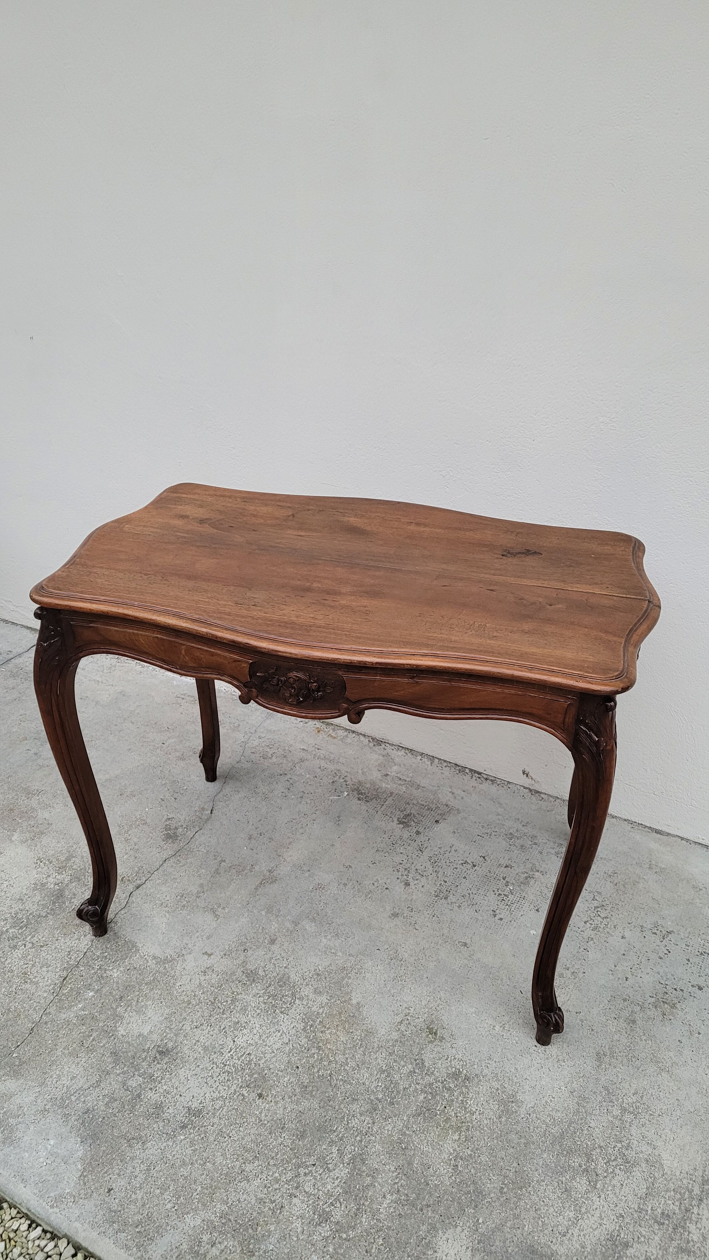 Table de milieu de style Louis XV en noyer massif