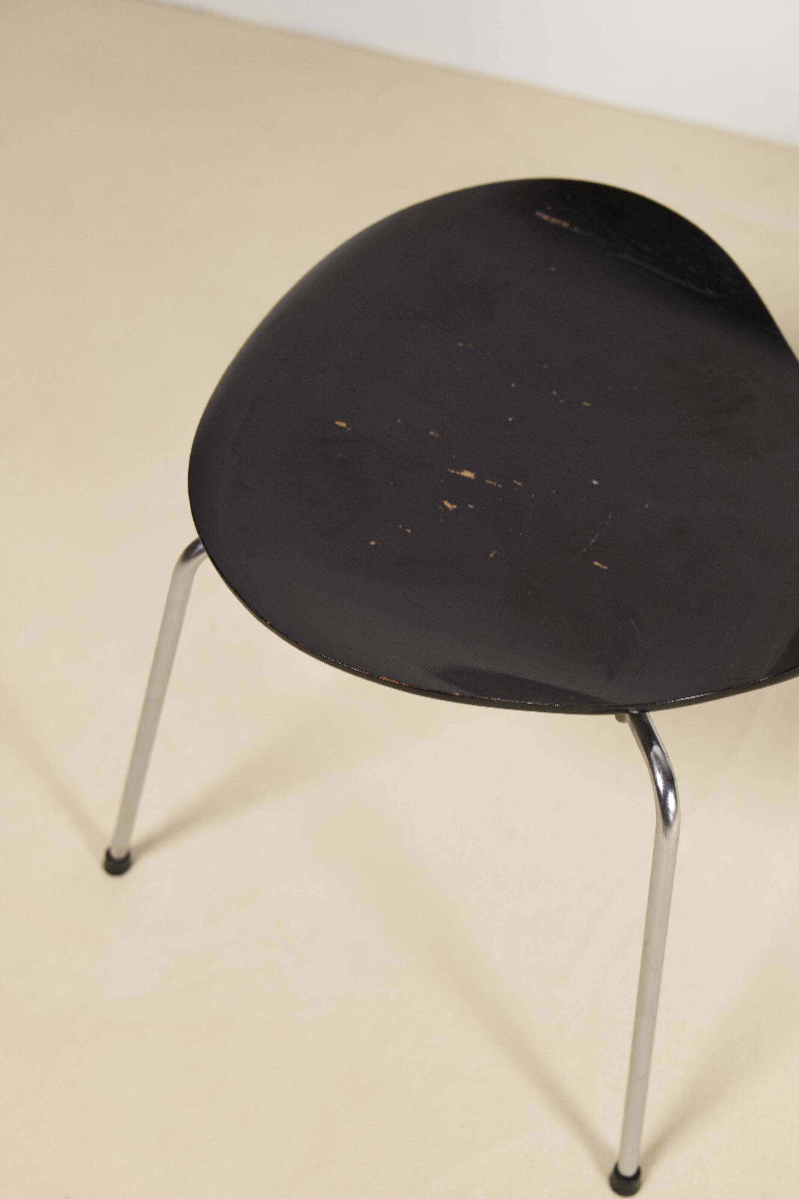 Pair of early 3107 "Syveren" Arne Jacobsen dining chairs, 1965